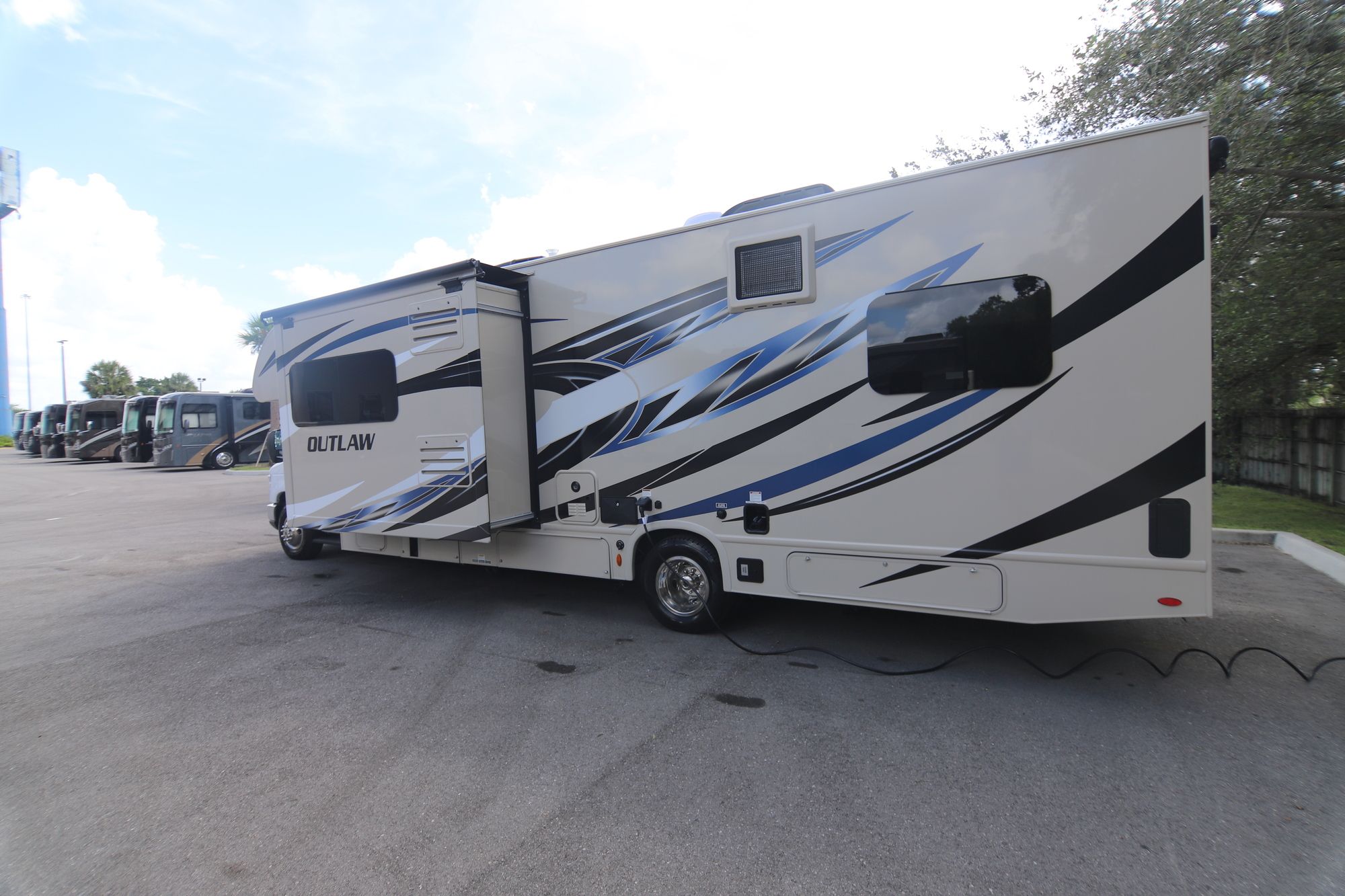 New 2019 Thor Outlaw TOYHAULER Class C  For Sale