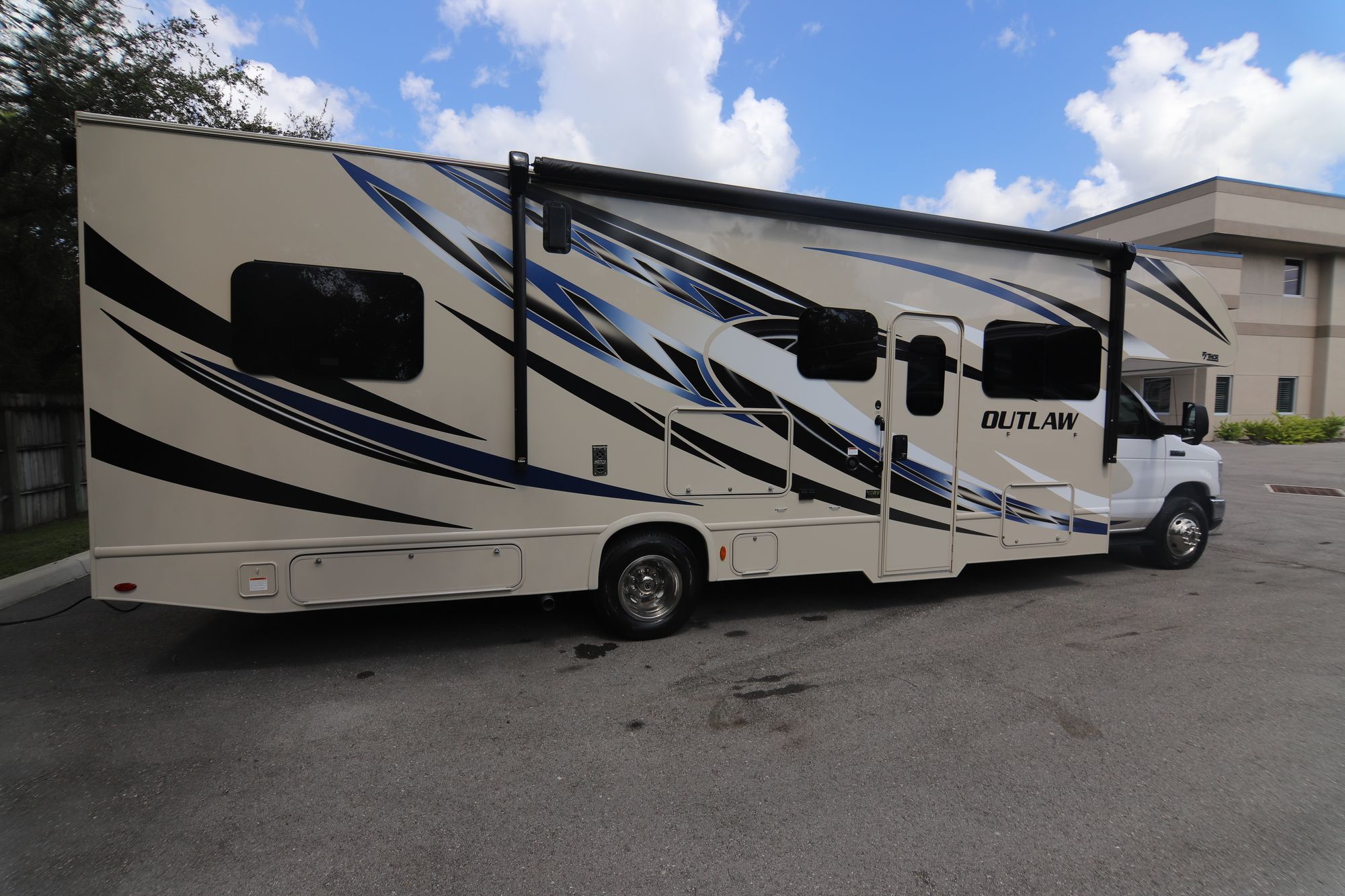 New 2019 Thor Outlaw TOYHAULER Class C  For Sale