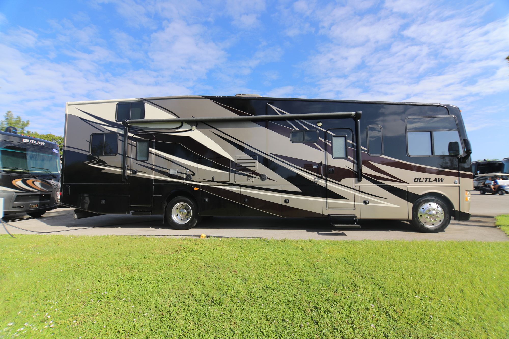 Used 2014 Thor Outlaw 37LS Class A  For Sale