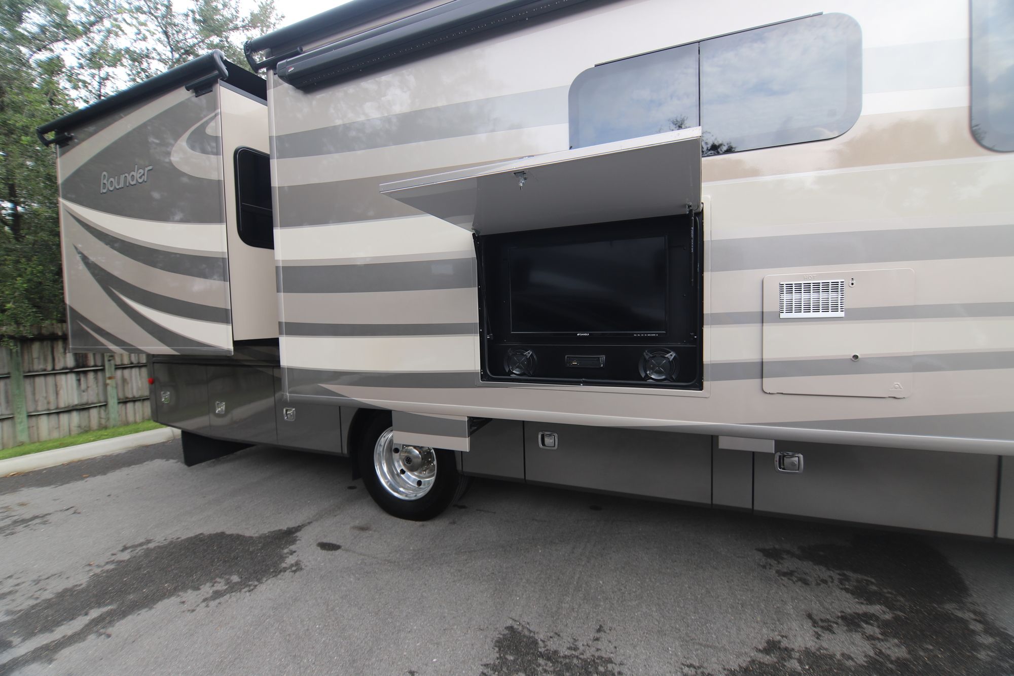 Used 2017 Fleetwood Bounder 35P Class A  For Sale