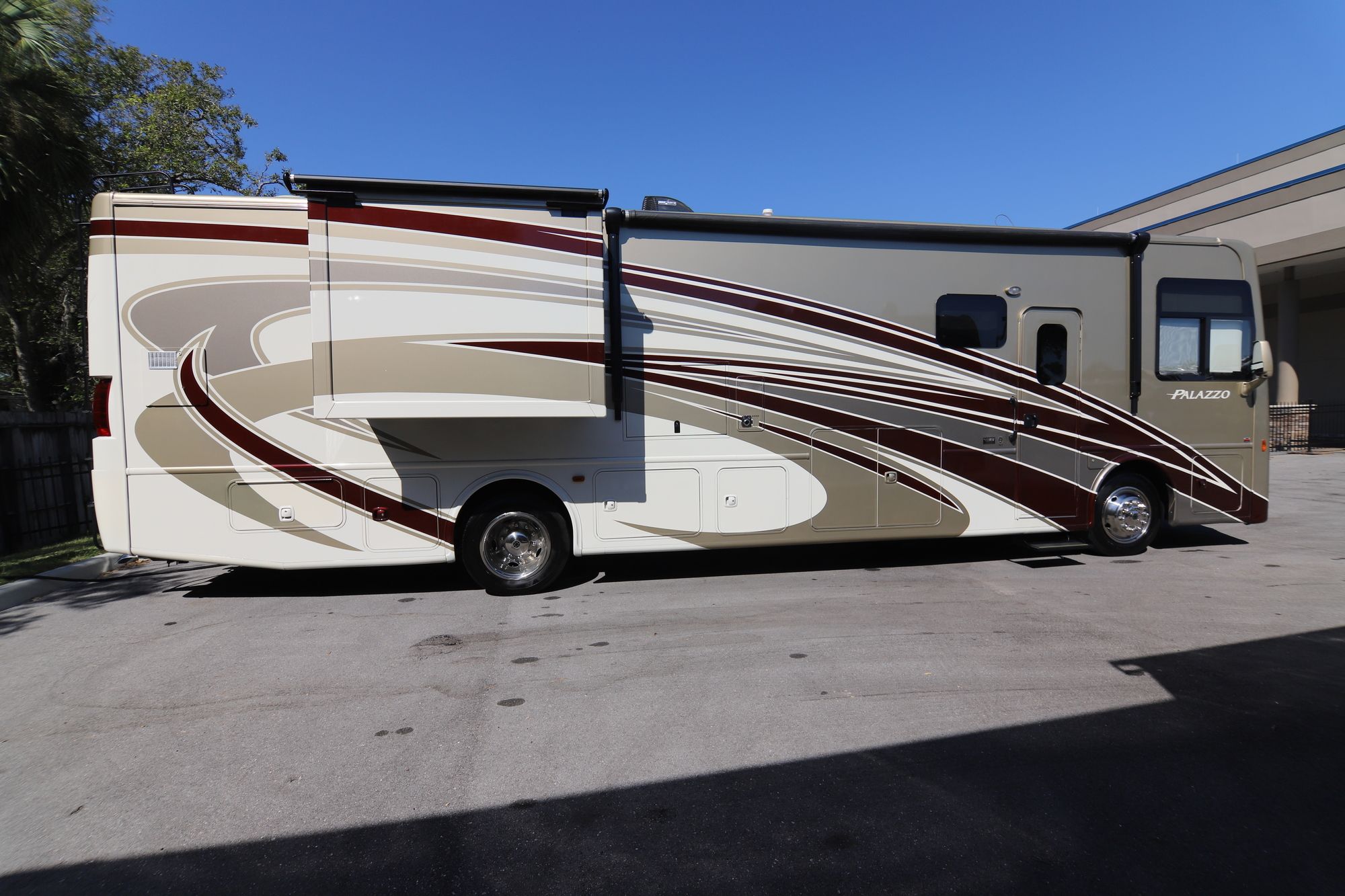 Used 2016 Thor Palazzo 36.1 Class A  For Sale