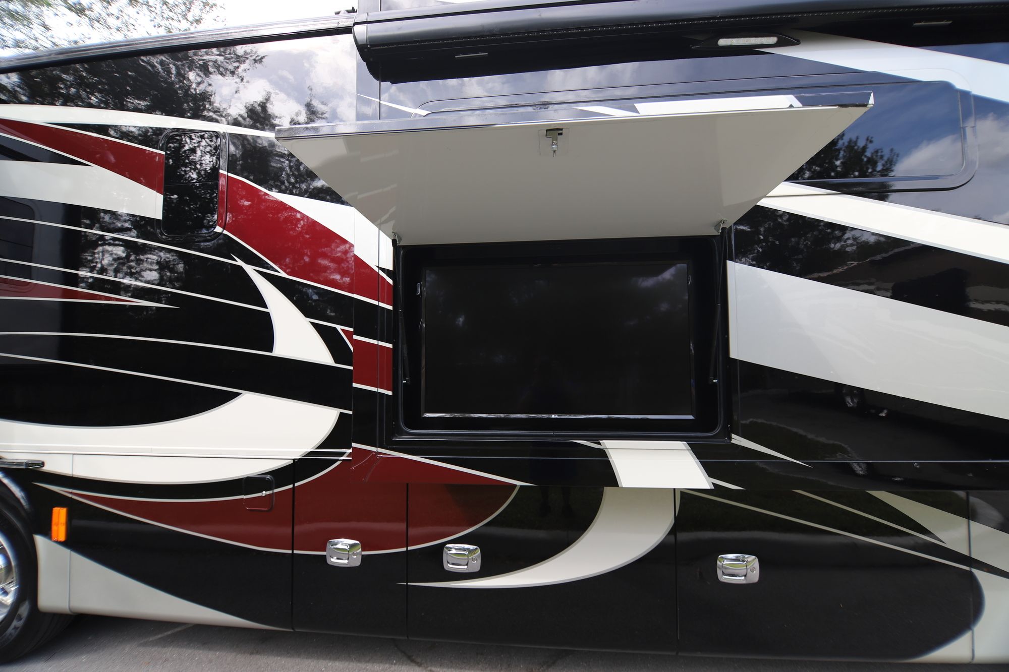 Used 2019 Tiffin Motor Homes Phaeton 40QKH Class A  For Sale