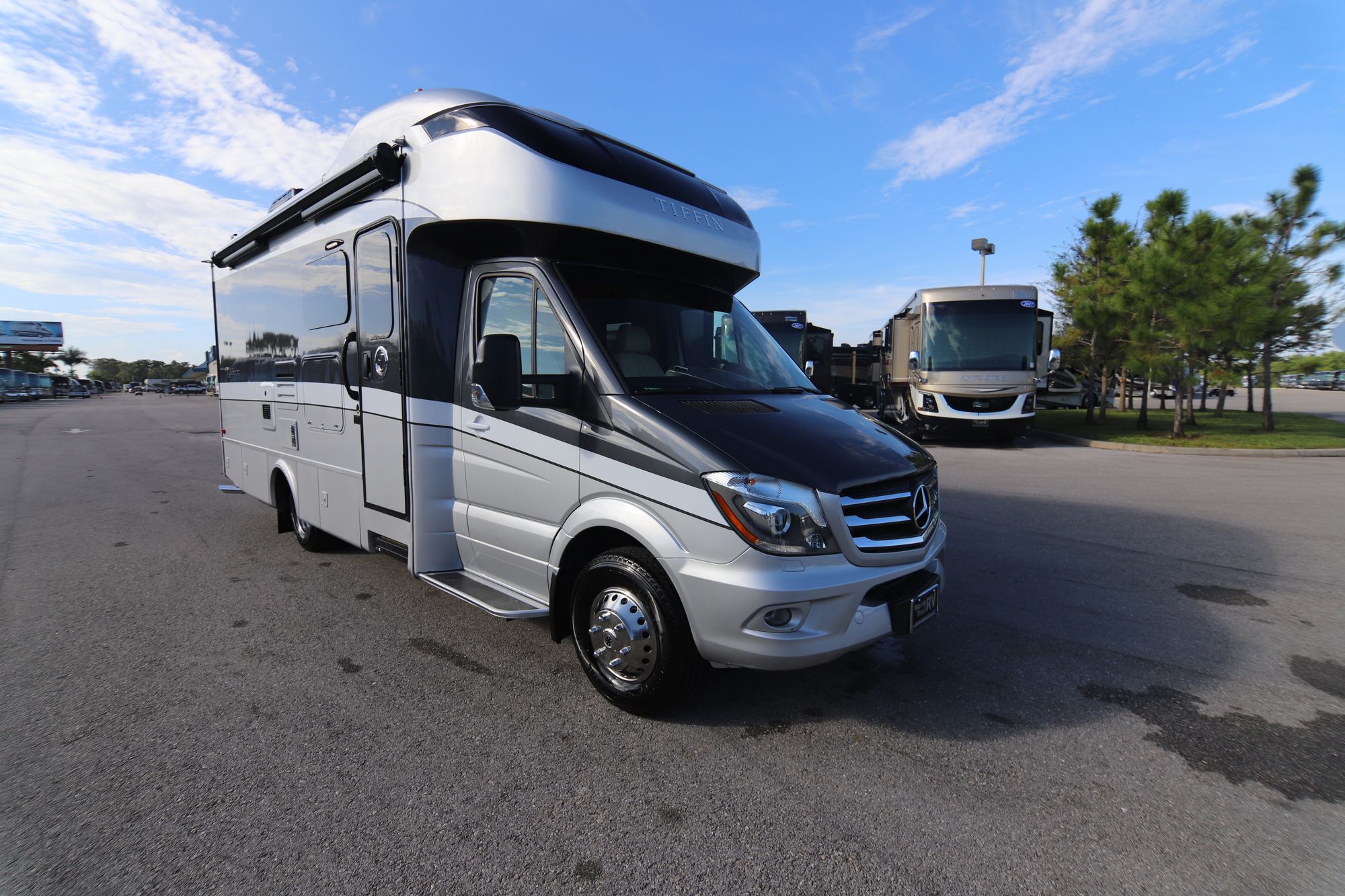 New 2019 Tiffin Motor Homes Wayfarer 24FW Class C  For Sale