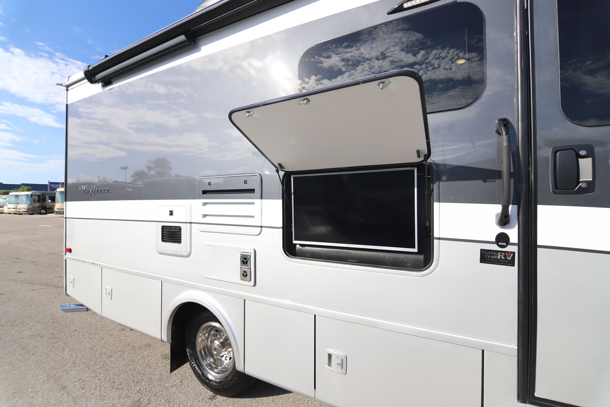 New 2019 Tiffin Motor Homes Wayfarer 24FW Class C  For Sale