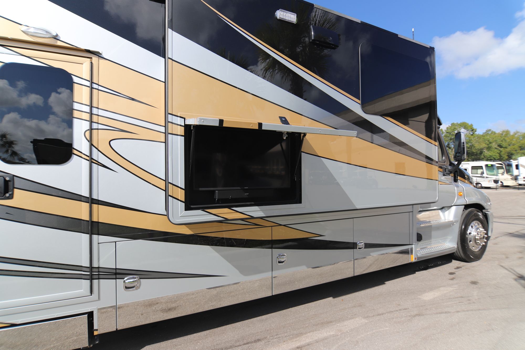 New 2019 Renegade Rv Ikon i4534RX Super C  For Sale