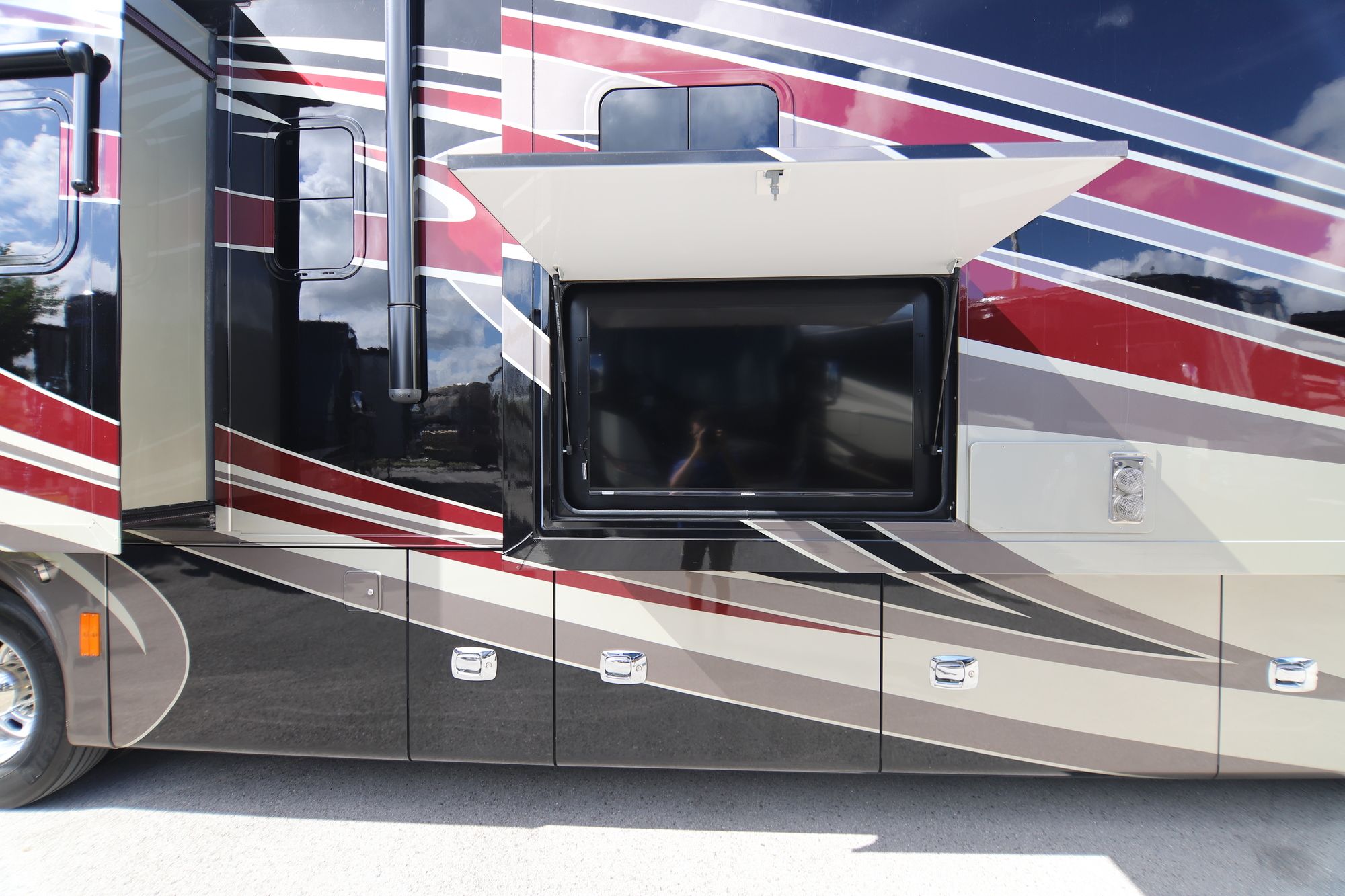 Used 2014 Tiffin Motor Homes Phaeton 40QBH Class A  For Sale