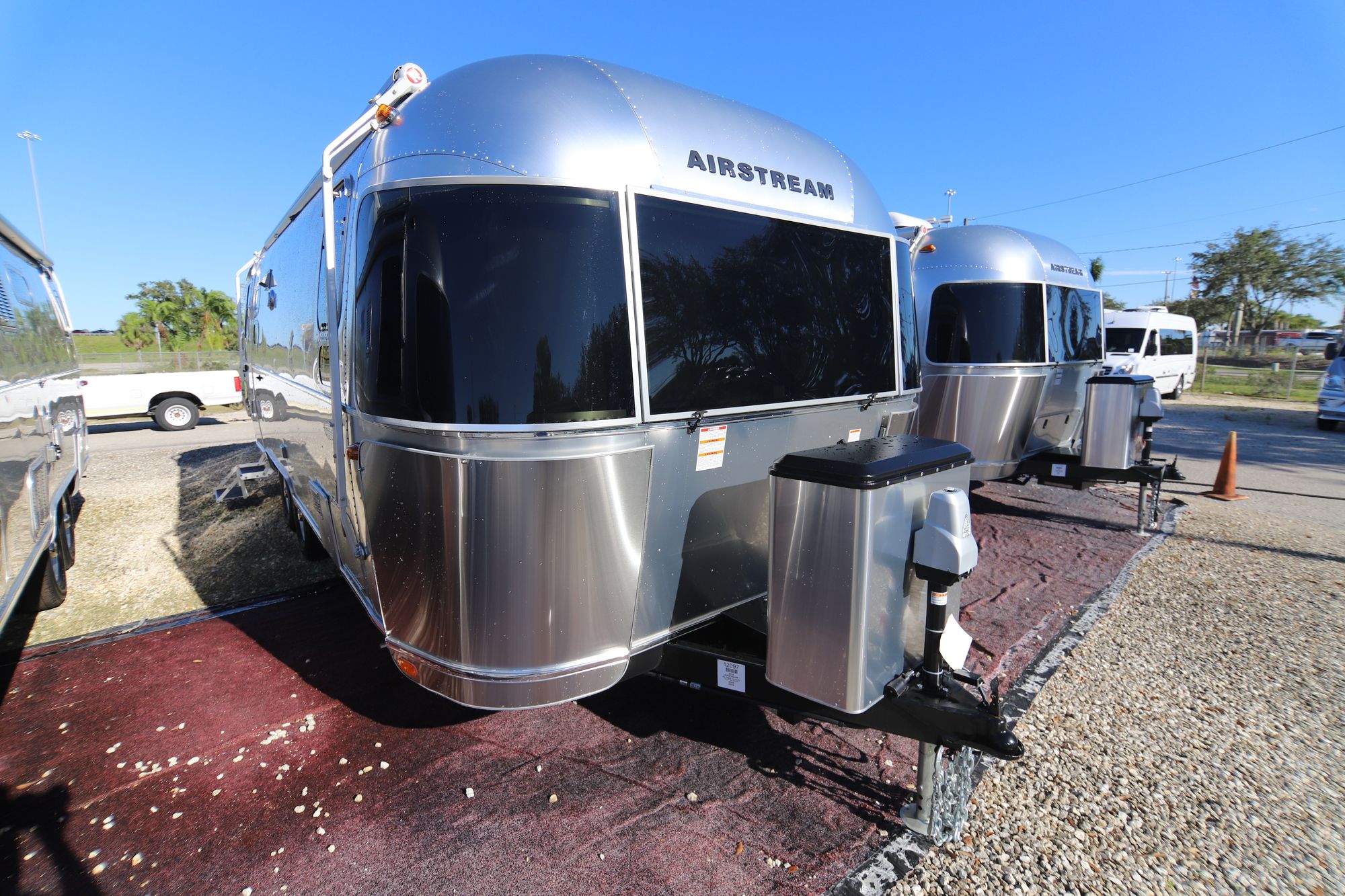 New 2019 Airstream Flying Cloud 25FB Travel Trailer  For Sale