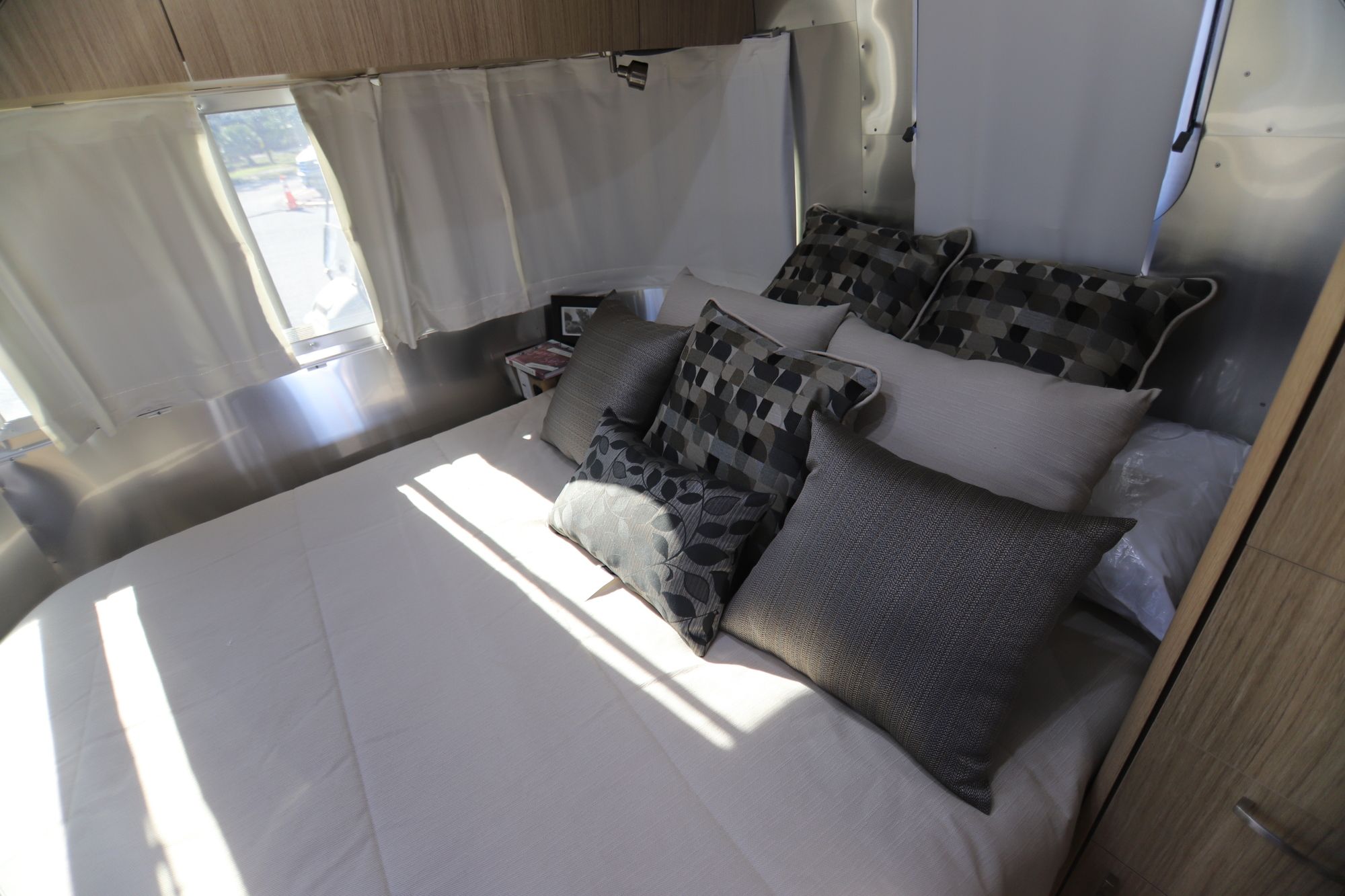 New 2019 Airstream Flying Cloud 25FB Travel Trailer  For Sale