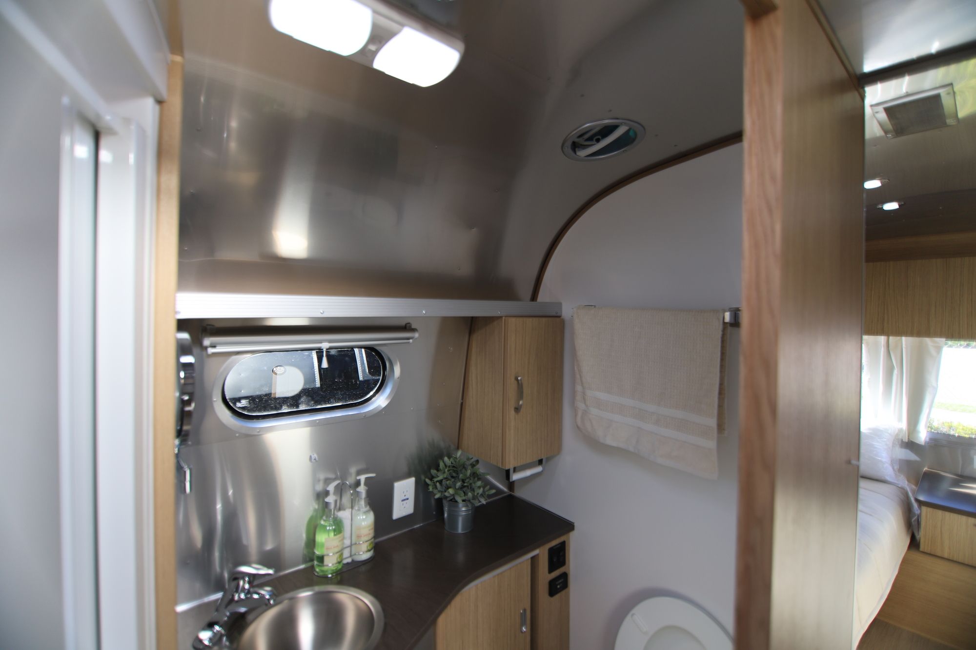 New 2019 Airstream Flying Cloud 26RB Travel Trailer  For Sale