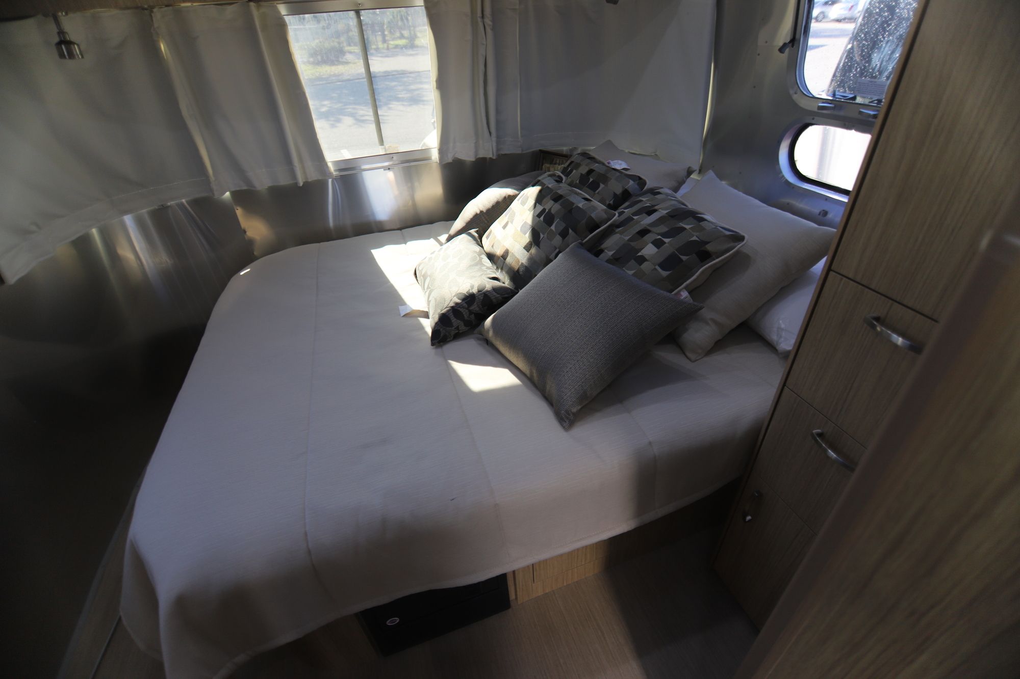 New 2019 Airstream Flying Cloud 25FB Travel Trailer  For Sale