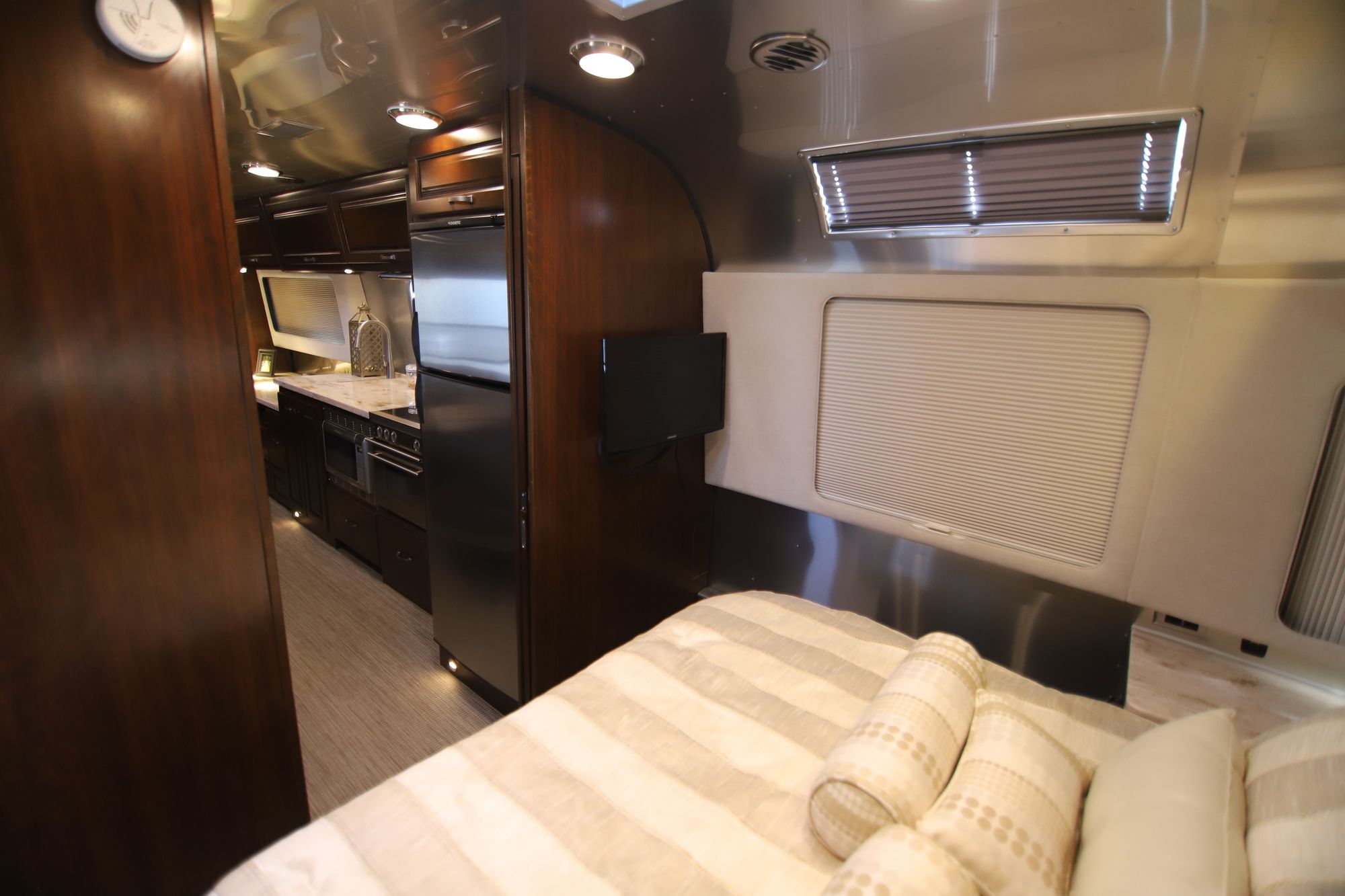 Used 2018 Airstream Classic 33FB Travel Trailer  For Sale