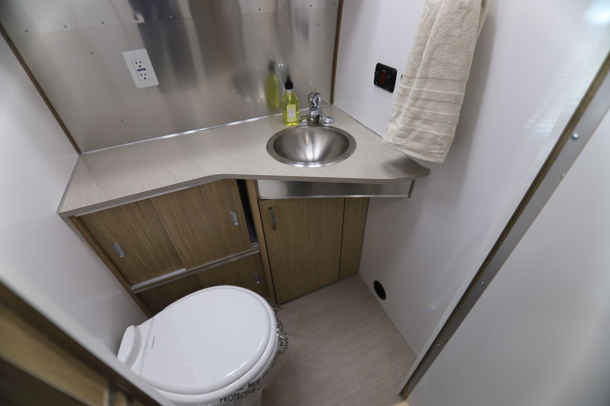 New 2019 Airstream Flying Cloud 25FB Travel Trailer  For Sale