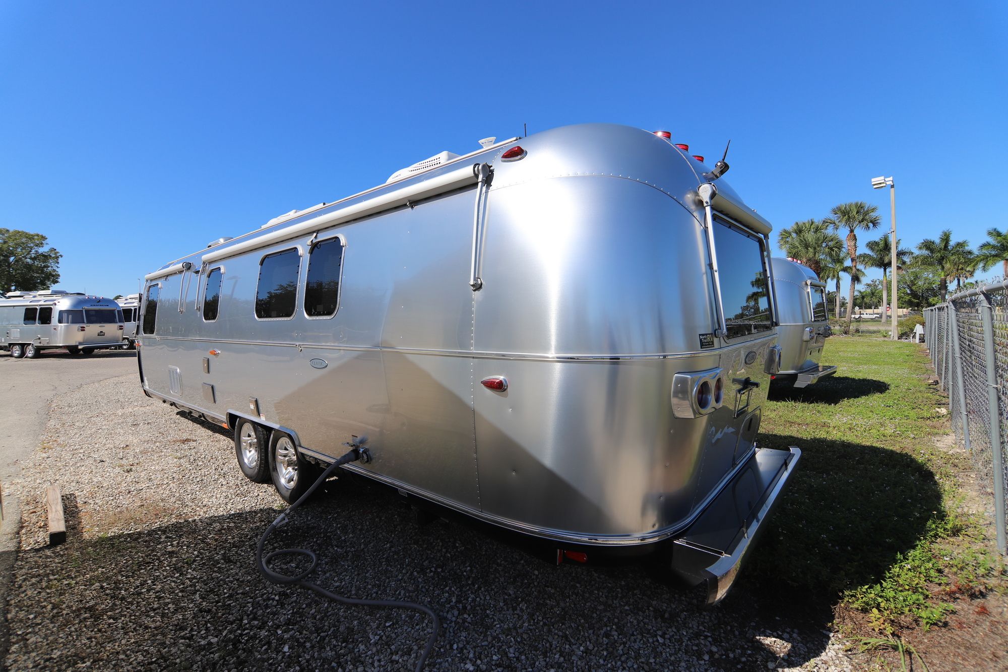 Used 2018 Airstream Classic 33FB Travel Trailer  For Sale