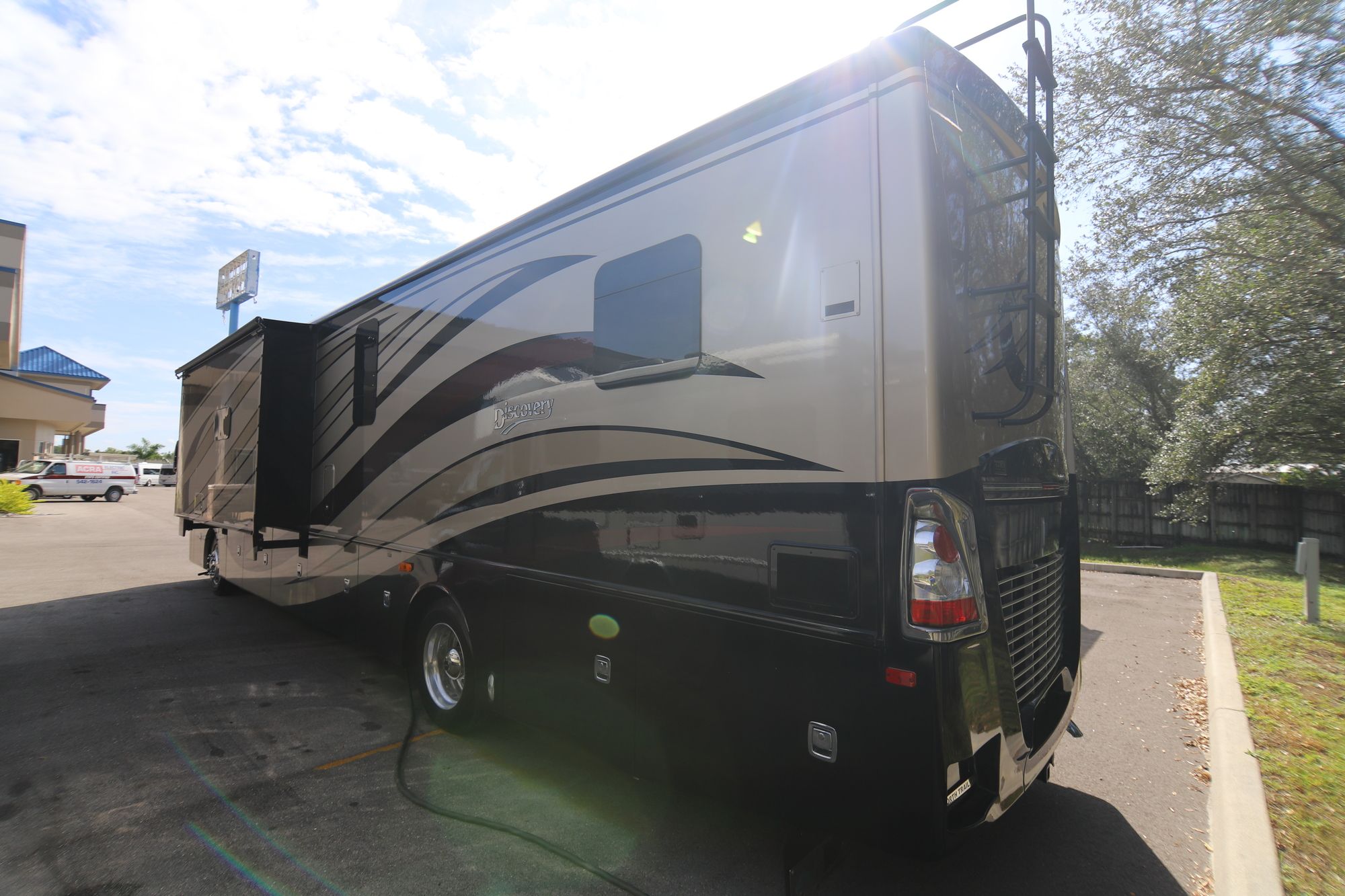 Used 2015 Fleetwood Discovery 40G Class A  For Sale