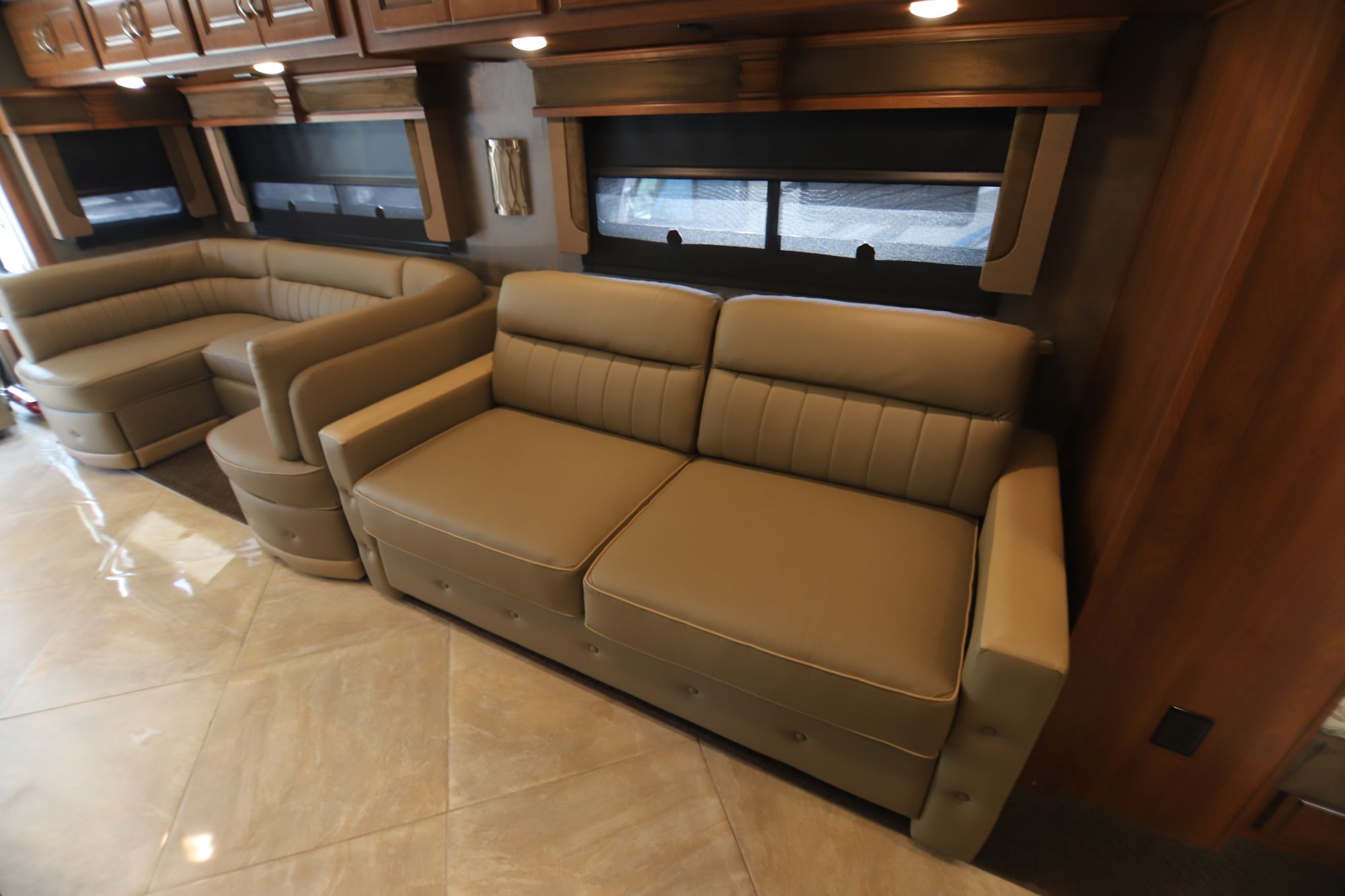 Used 2015 Fleetwood Discovery 40G Class A  For Sale