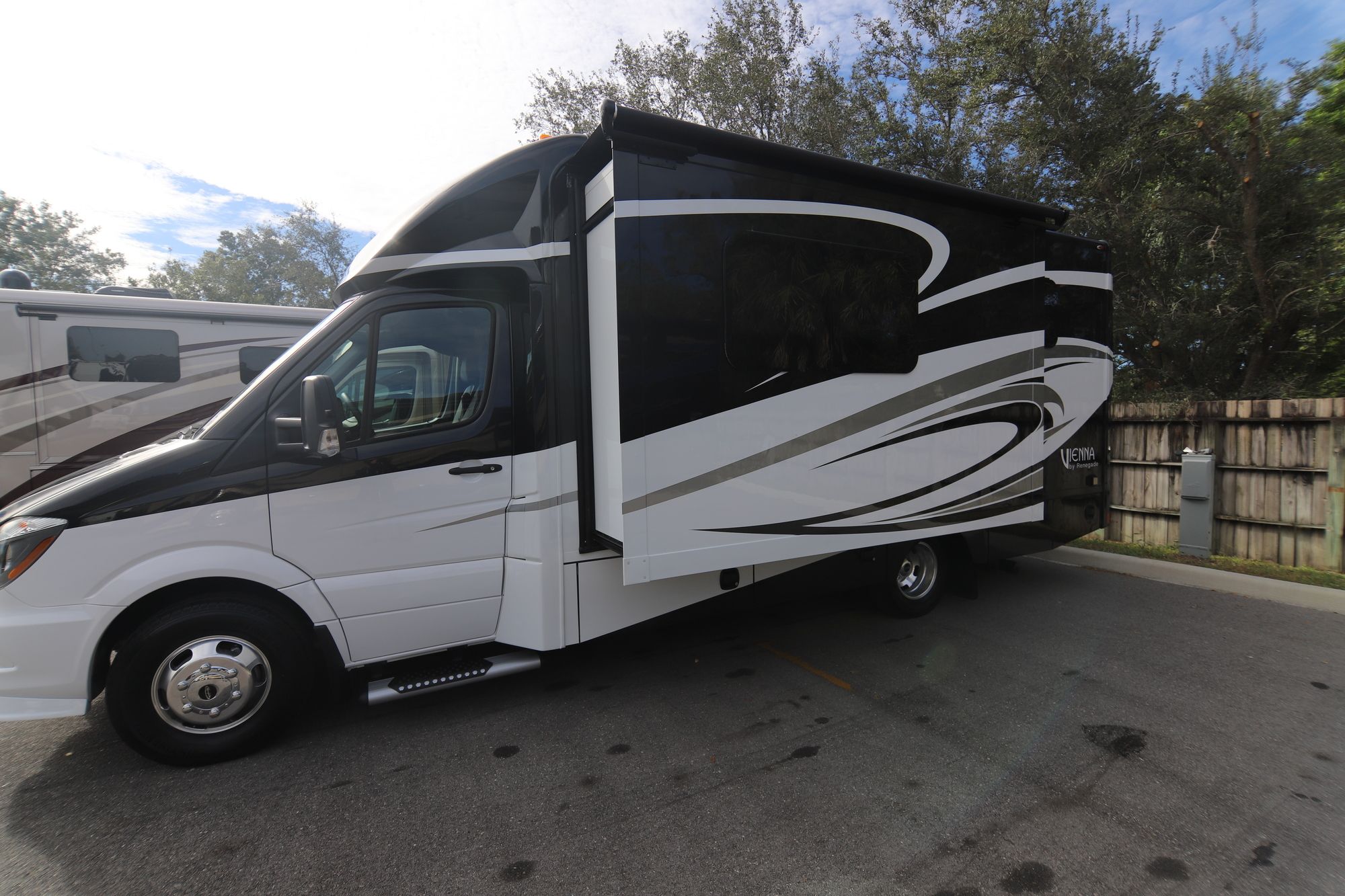 New 2019 Renegade Rv Vienna 25VUCB Class C  For Sale