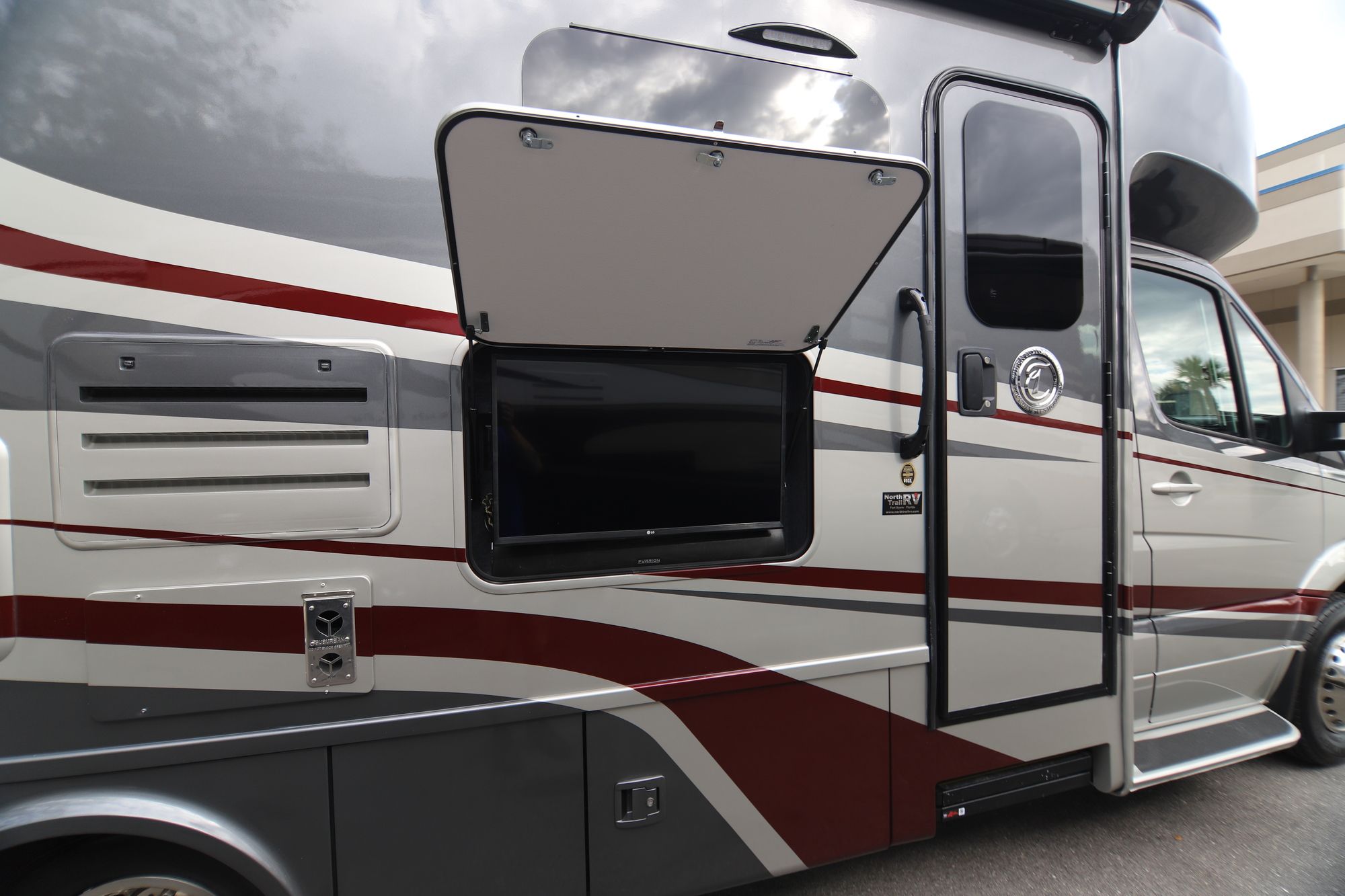 New 2019 Tiffin Motor Homes Wayfarer 24FW Class C  For Sale