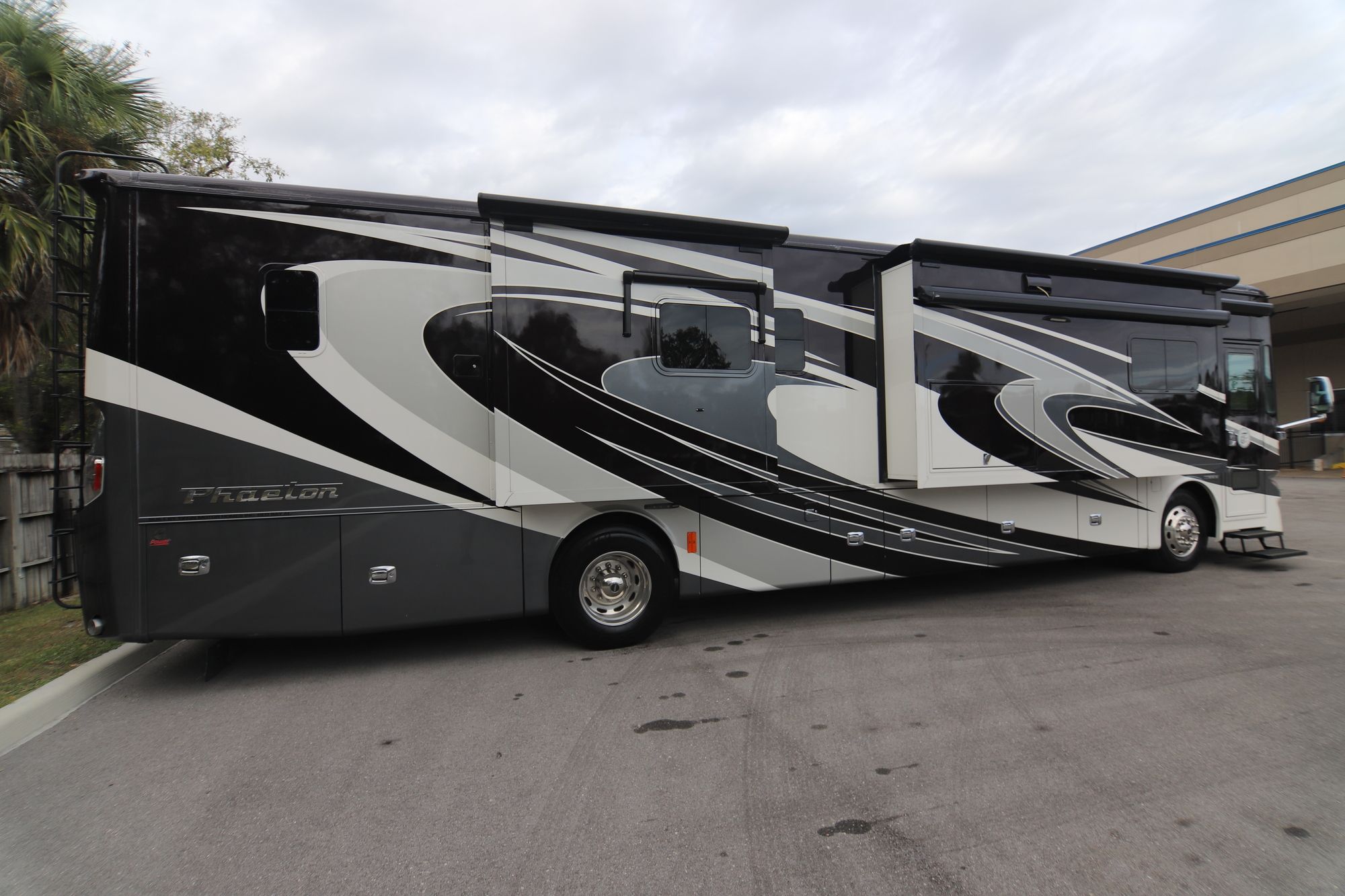 Used 2016 Tiffin Motor Homes Phaeton 40QBH Class A  For Sale