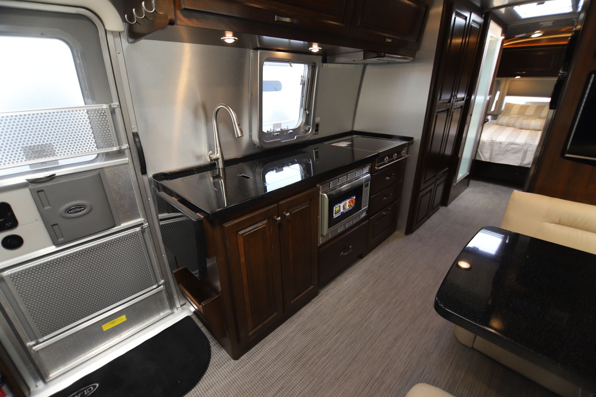 New 2018 Airstream Classic 30RB Travel Trailer  For Sale