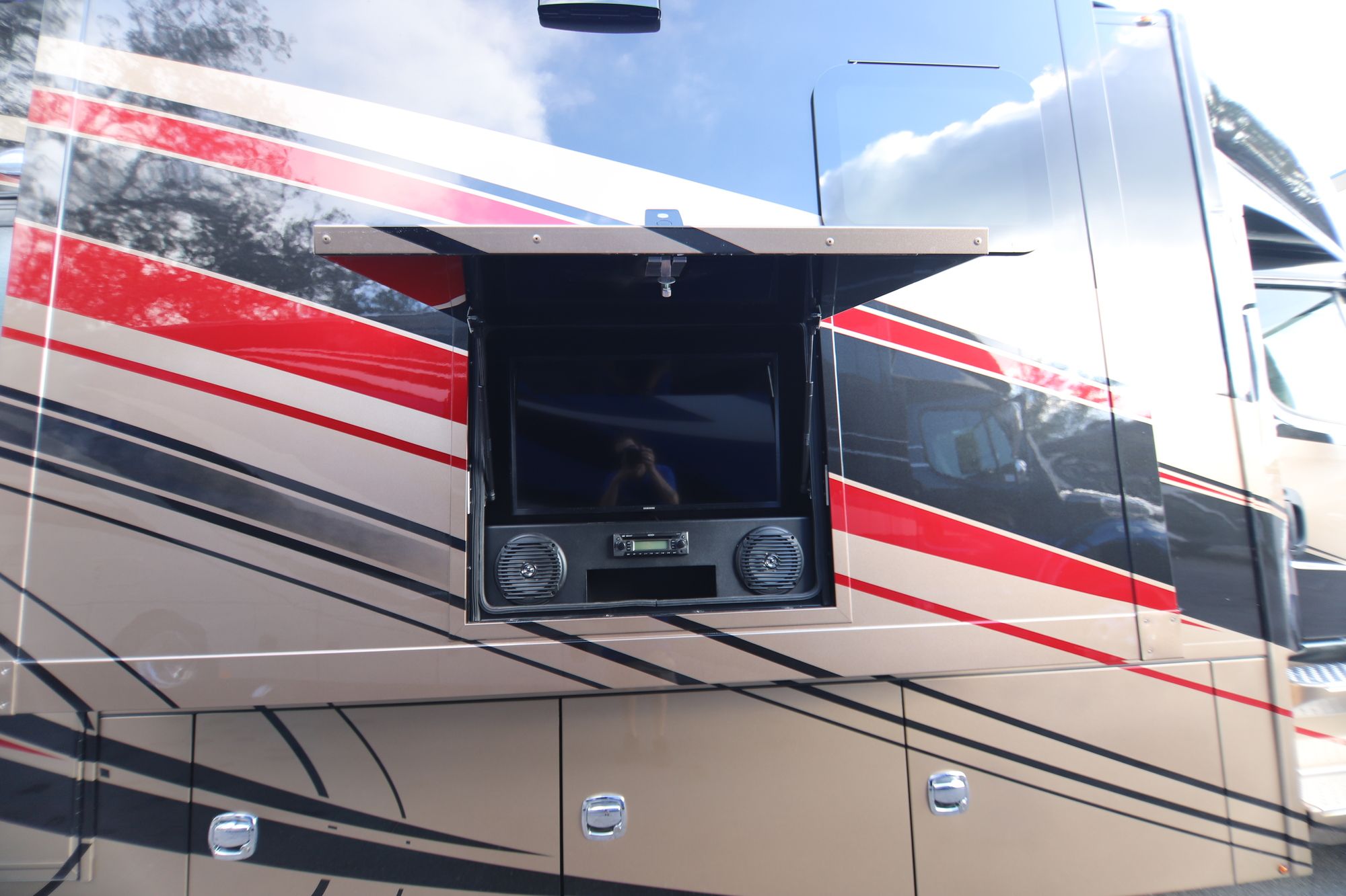 New 2019 Renegade Rv Verona Le 38LDG Super C  For Sale