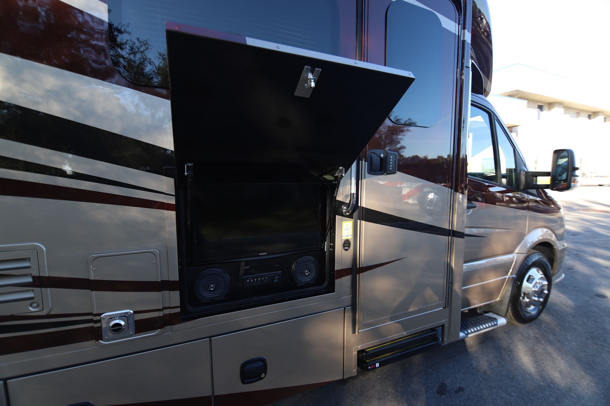 New 2019 Renegade Rv Vienna 25VQRS Class C  For Sale