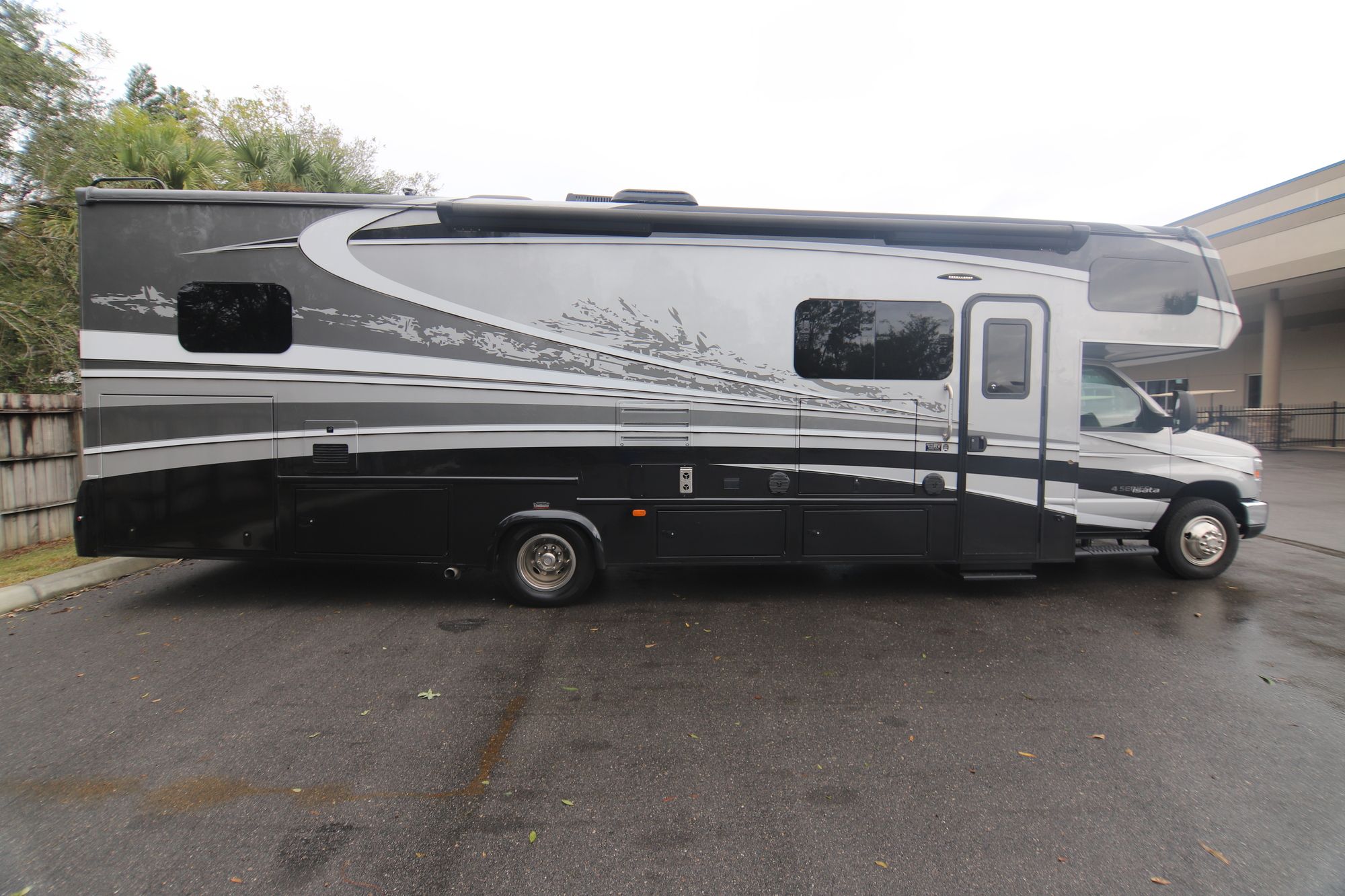 Used 2018 Dynamax Isata 4 31DSF Class C  For Sale