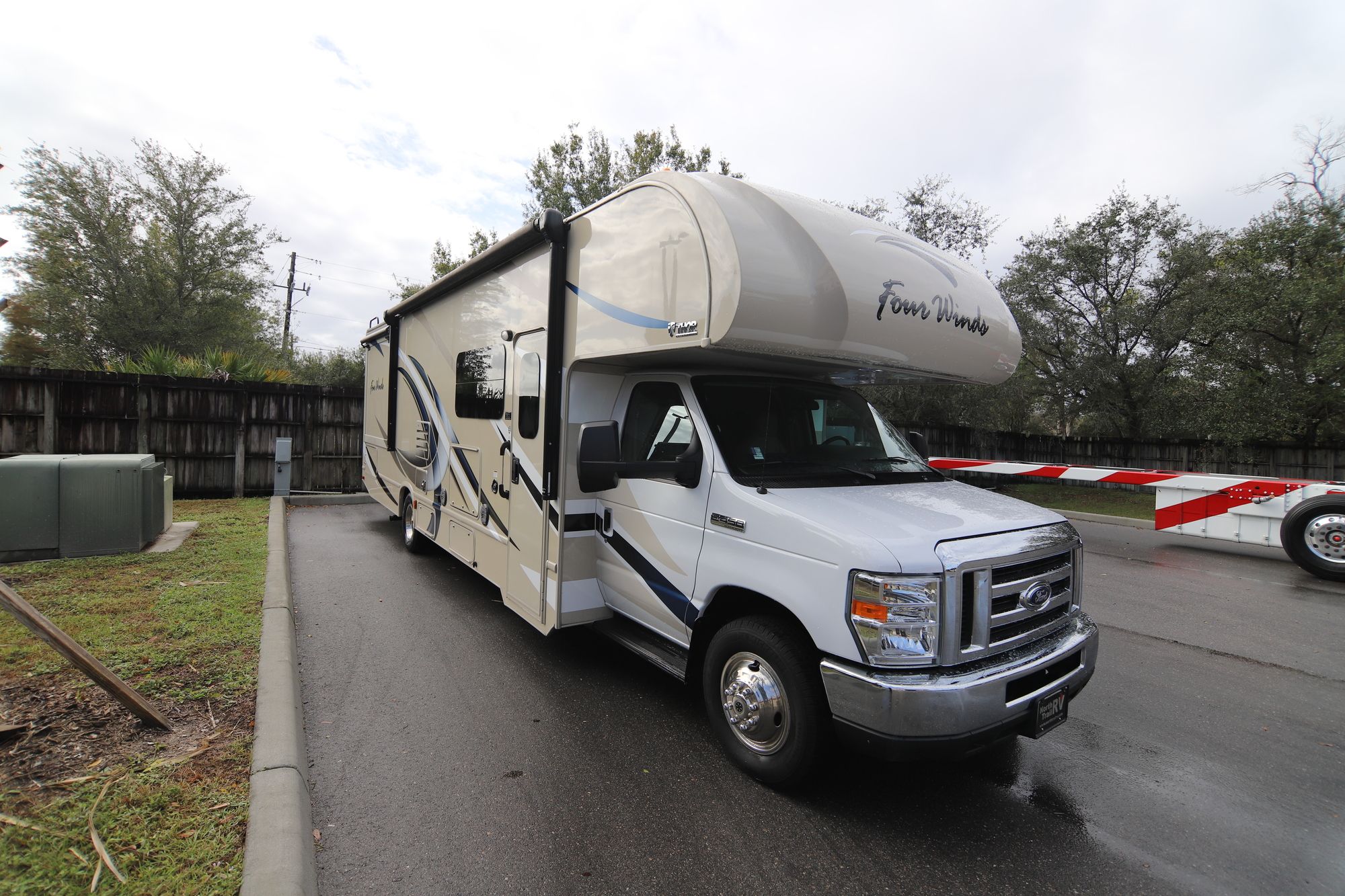 Used 2017 Thor Four Winds 31L Class C  For Sale