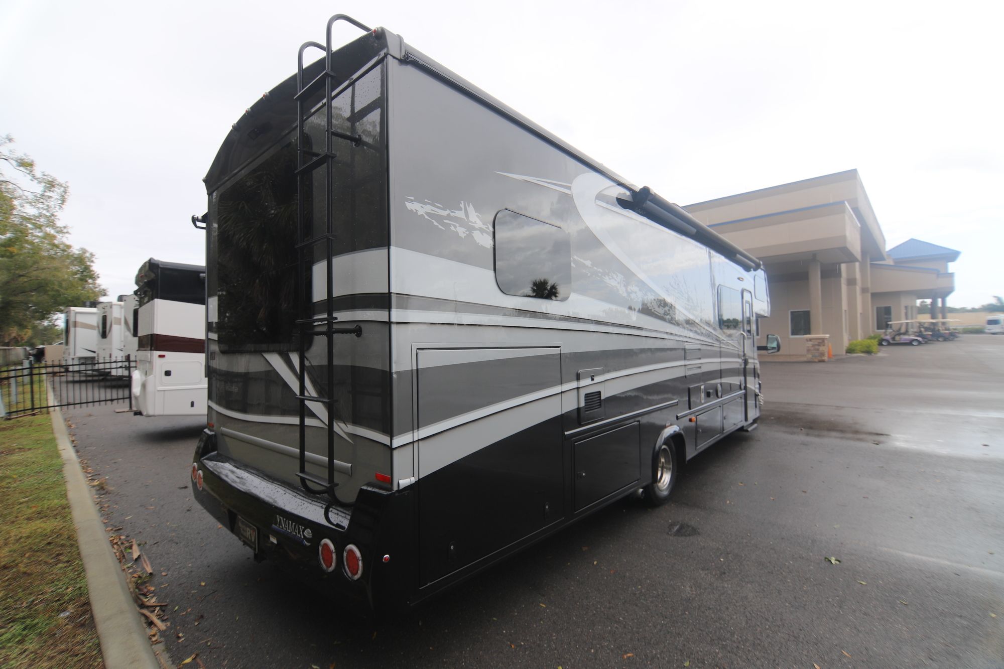 Used 2018 Dynamax Isata 4 31DSF Class C  For Sale