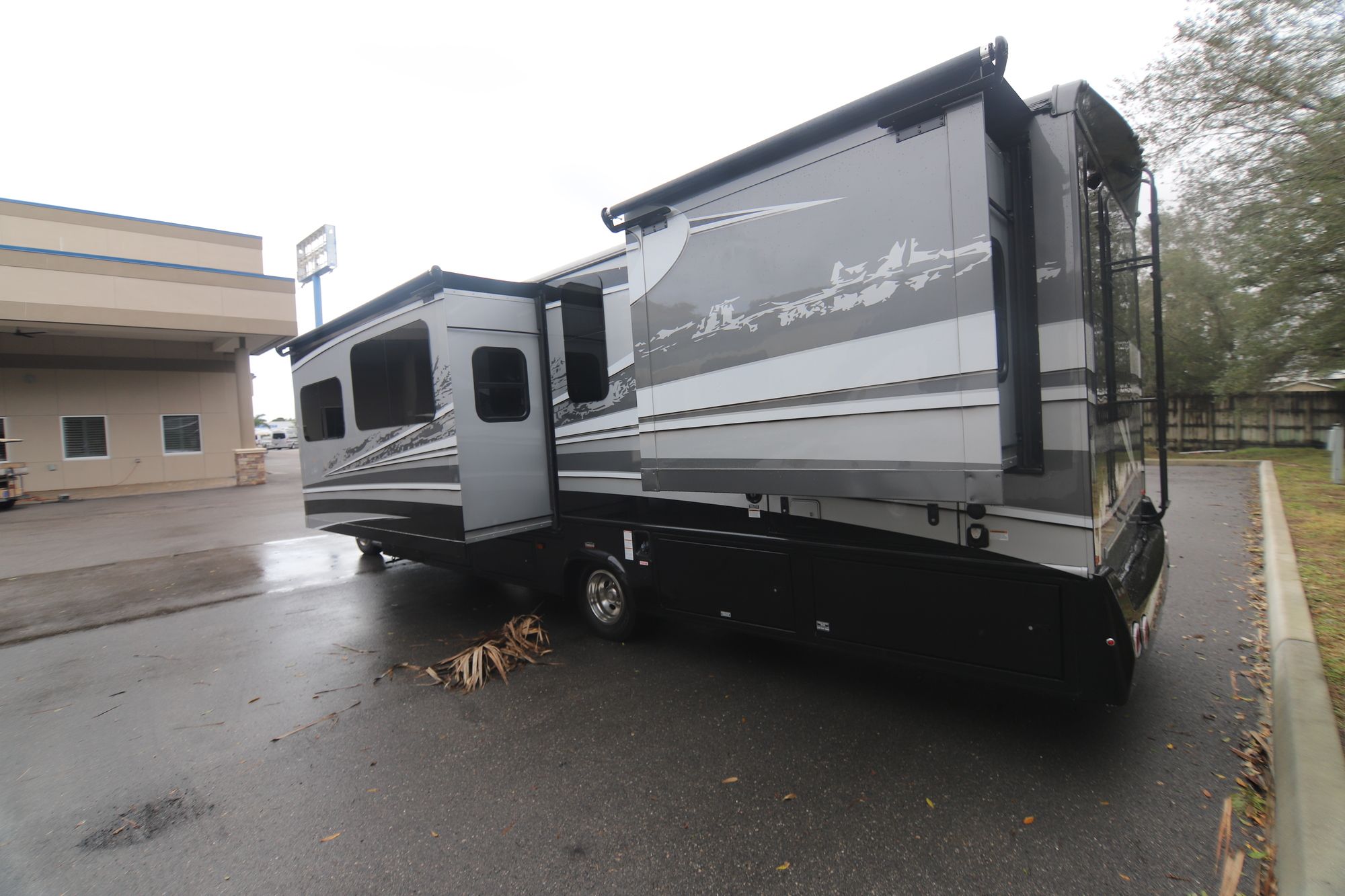 Used 2018 Dynamax Isata 4 31DSF Class C  For Sale