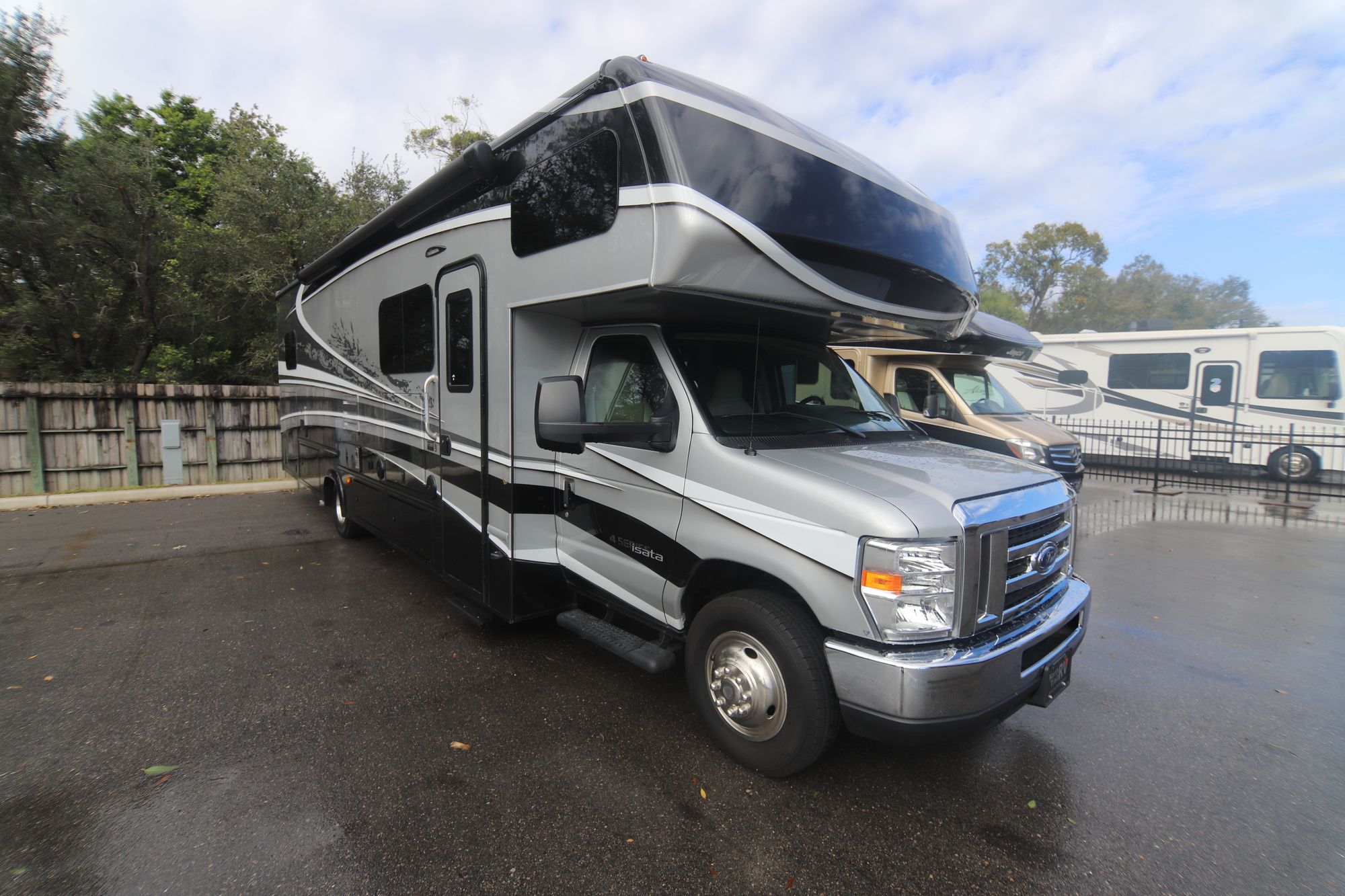 Used 2018 Dynamax Isata 4 31DSF Class C  For Sale