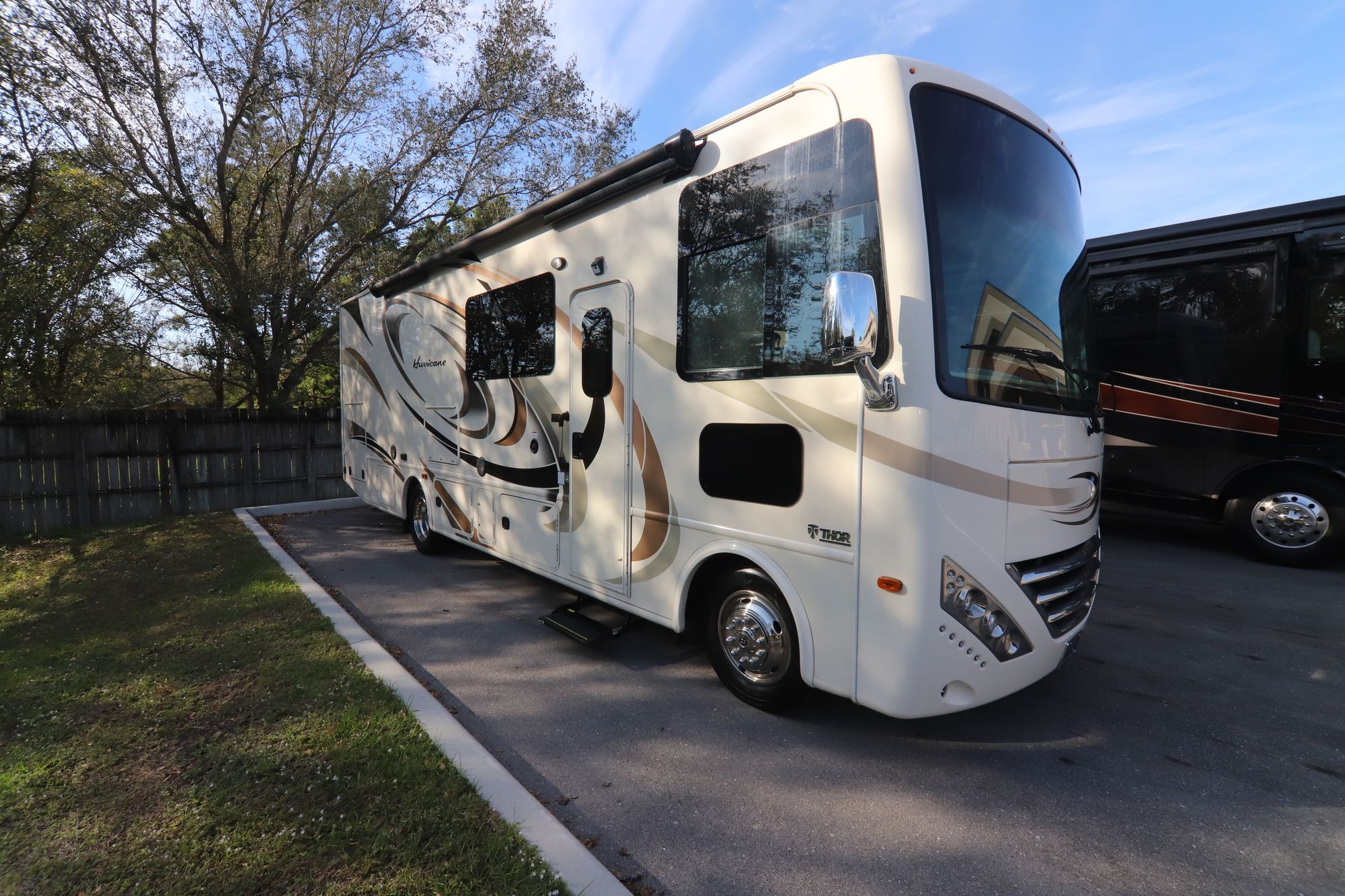 Used 2017 Thor Hurricane 29M Class A  For Sale