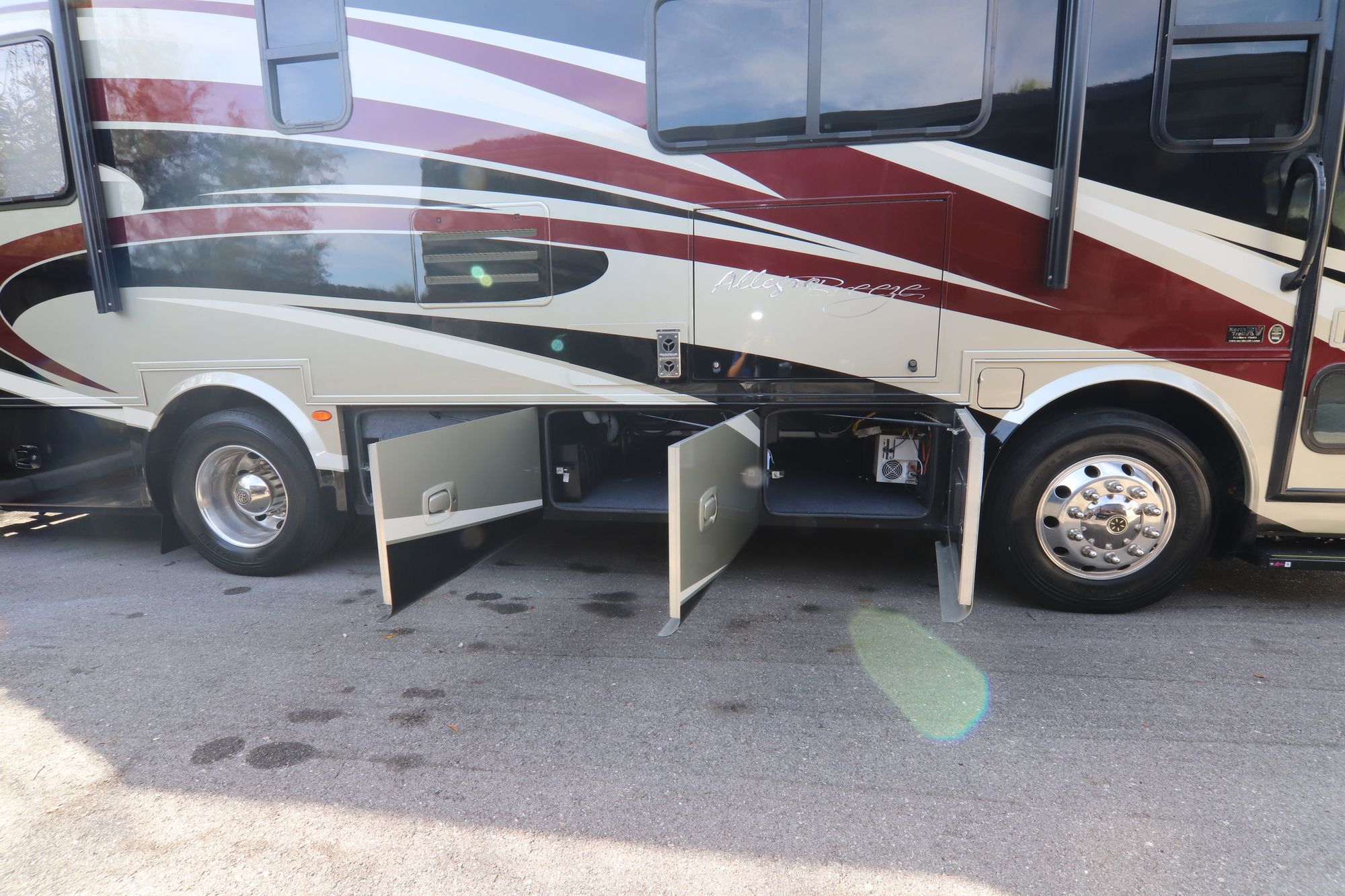 Used 2014 Tiffin Motor Homes Breeze 28BR Class A  For Sale