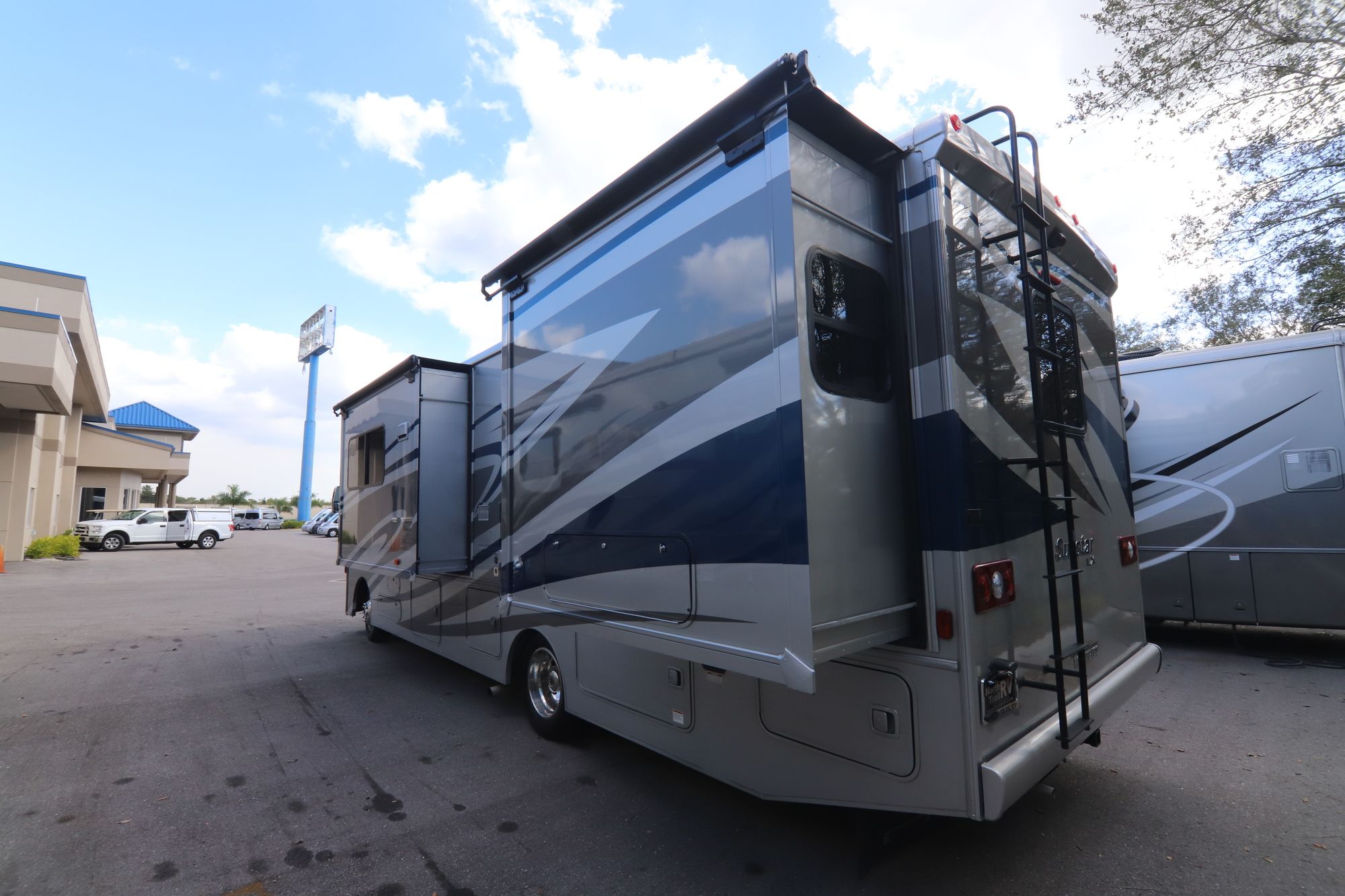 Used 2018 Winnebago Sun Star Lx 30T Class A  For Sale