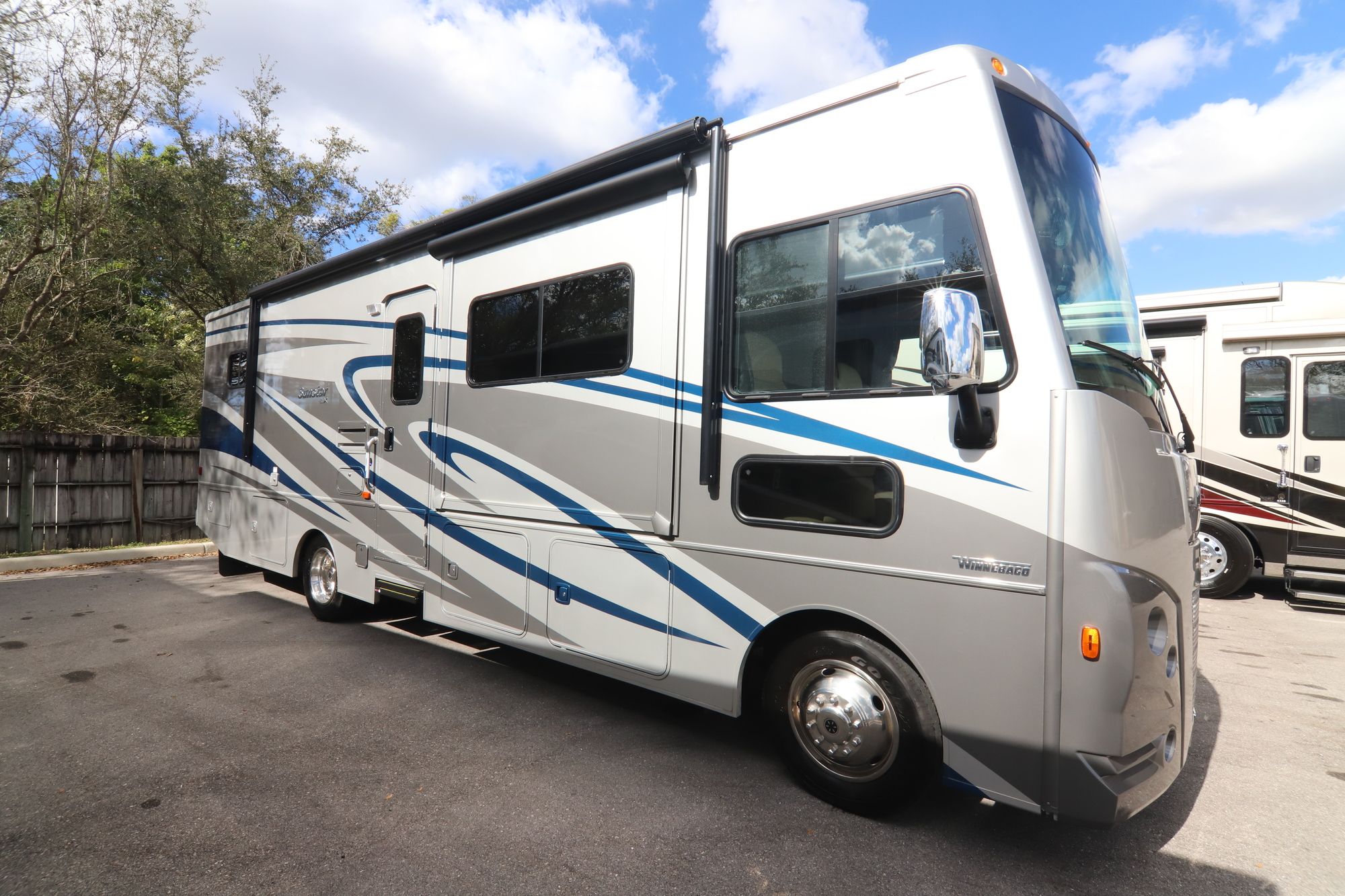 Used 2018 Winnebago Sun Star Lx 30T Class A  For Sale