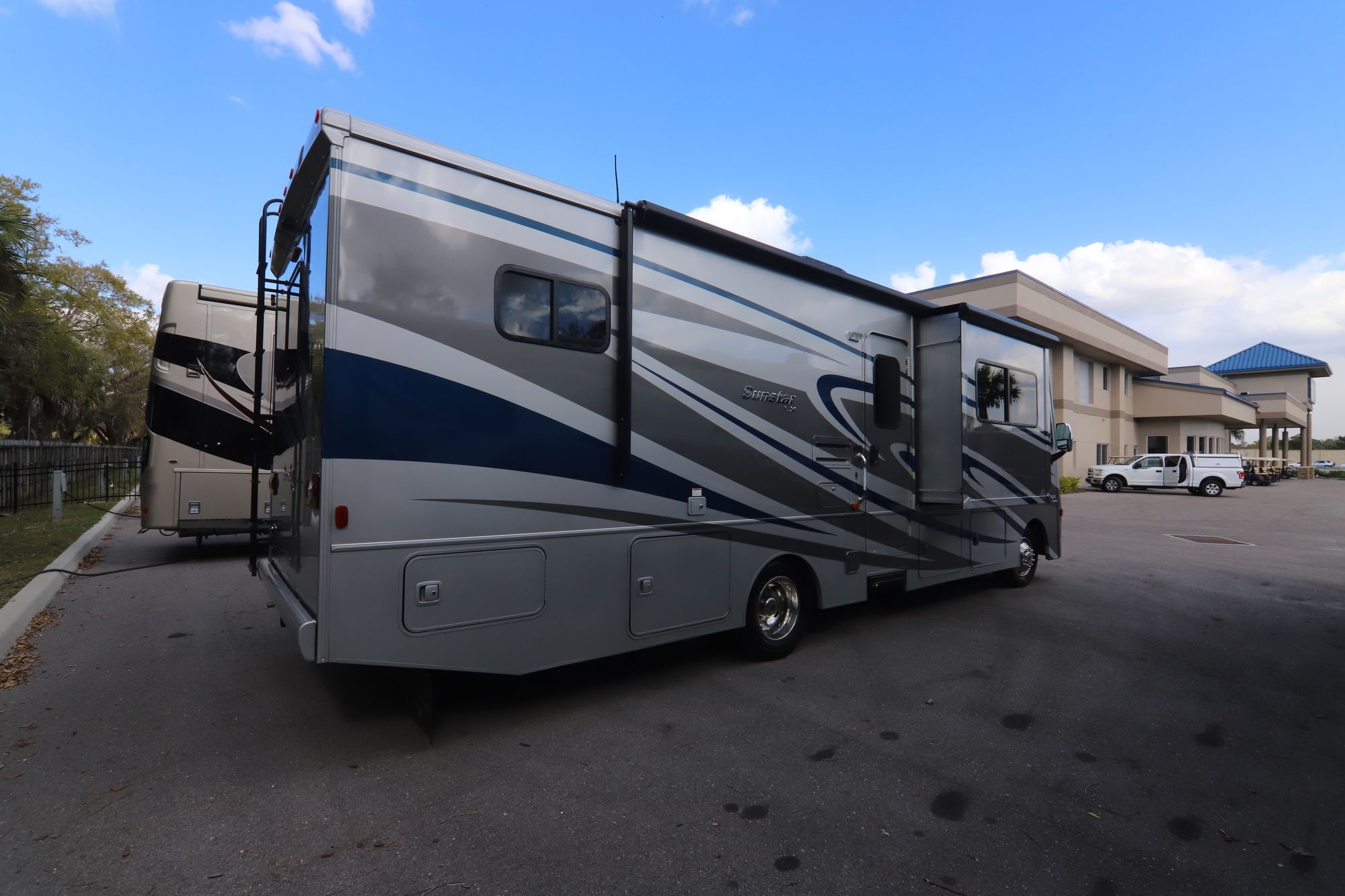 Used 2018 Winnebago Sun Star Lx 30T Class A  For Sale