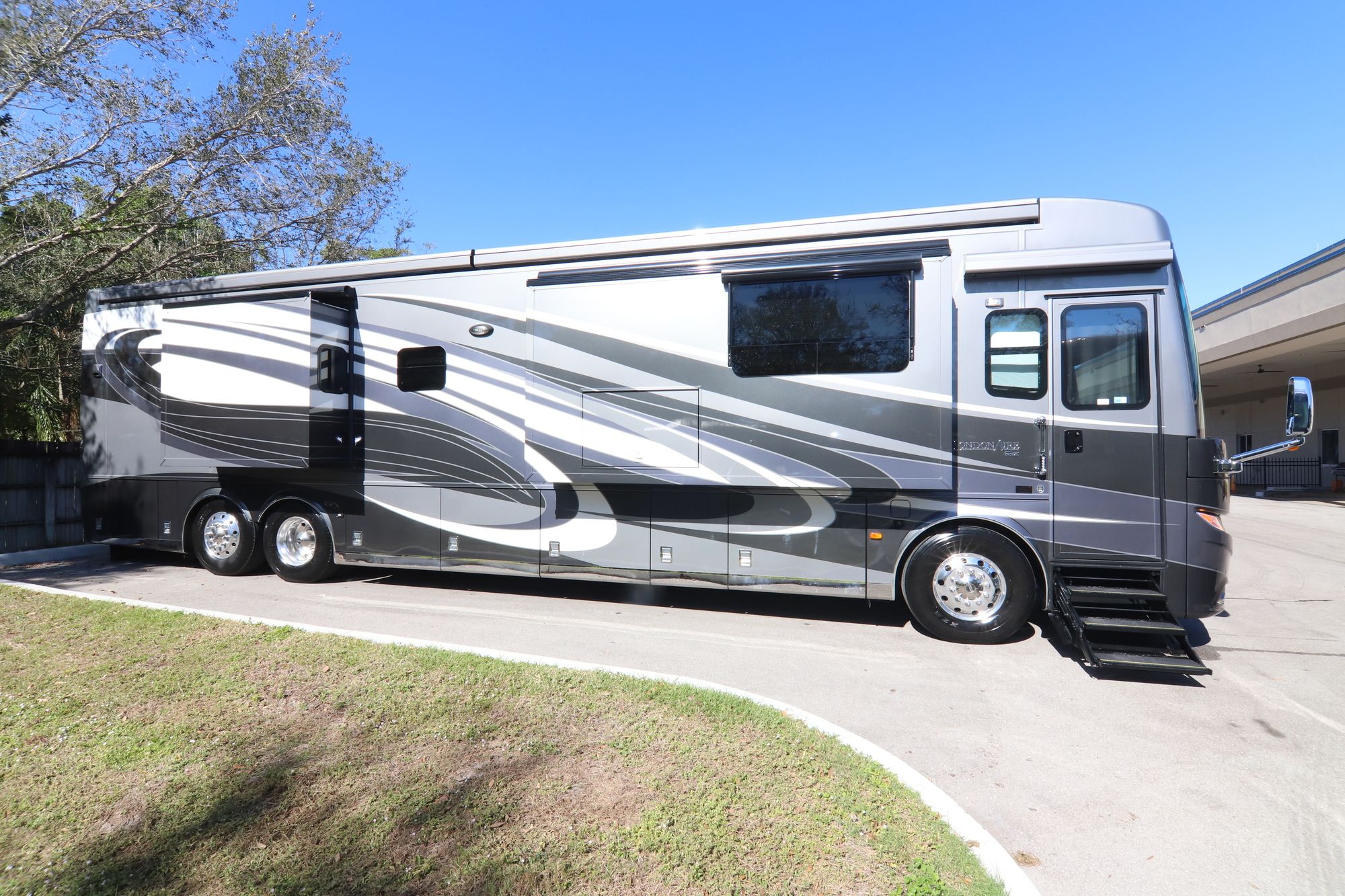 Used 2017 Newmar London Aire 4535 Class A  For Sale