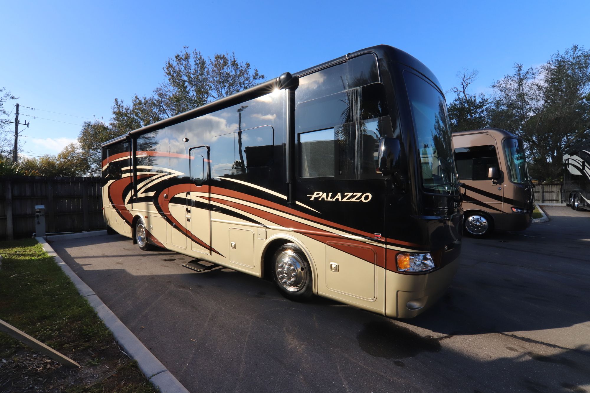 Used 2015 Thor Palazzo 33.3 Class A  For Sale