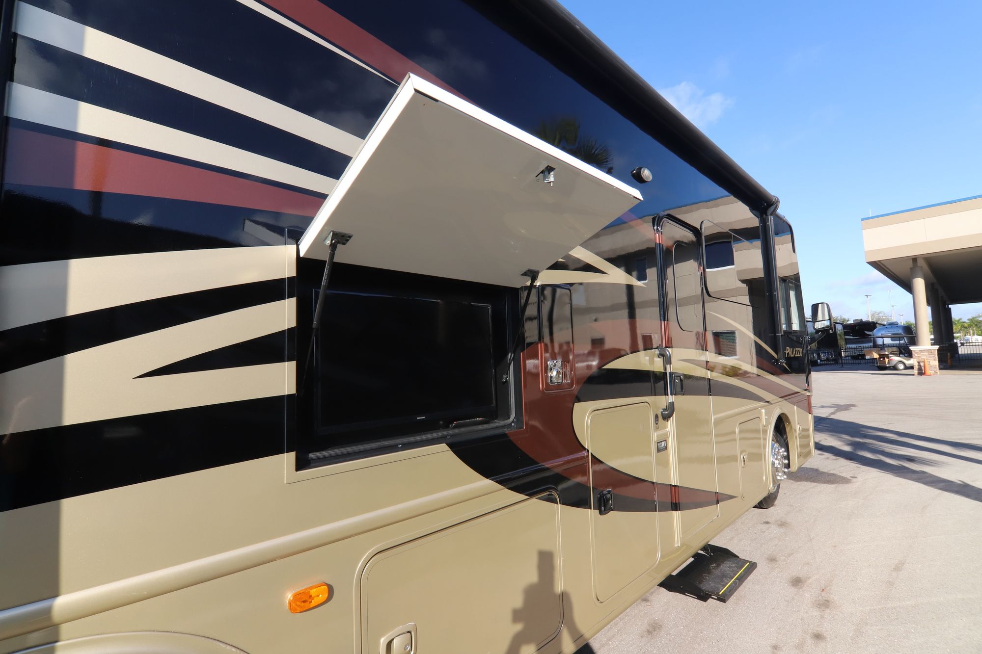 Used 2015 Thor Palazzo 33.3 Class A  For Sale