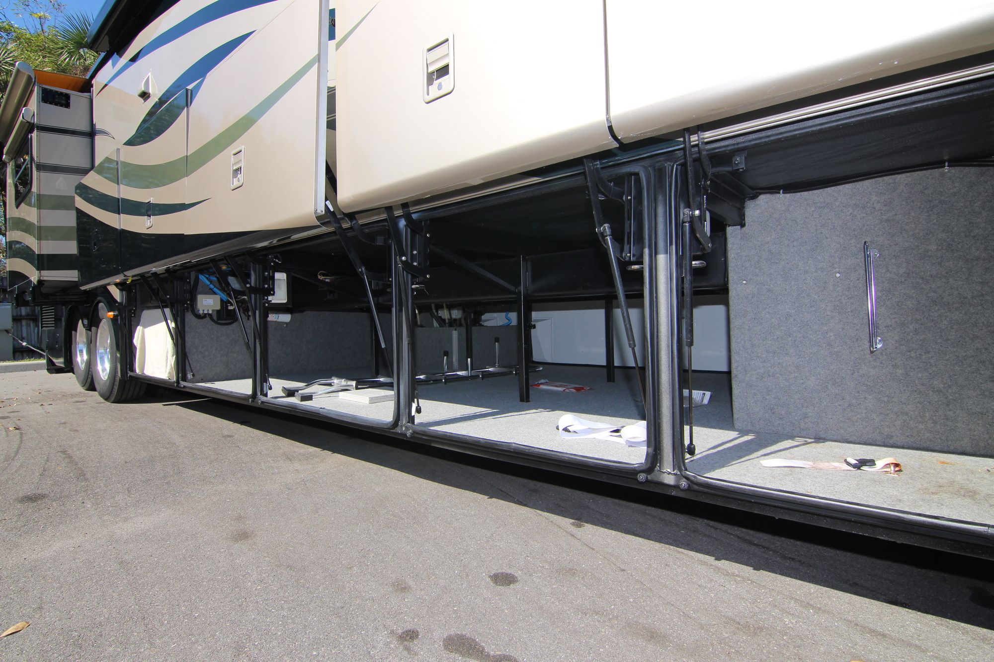 Used 2005 Newmar Essex 4506 Class A  For Sale
