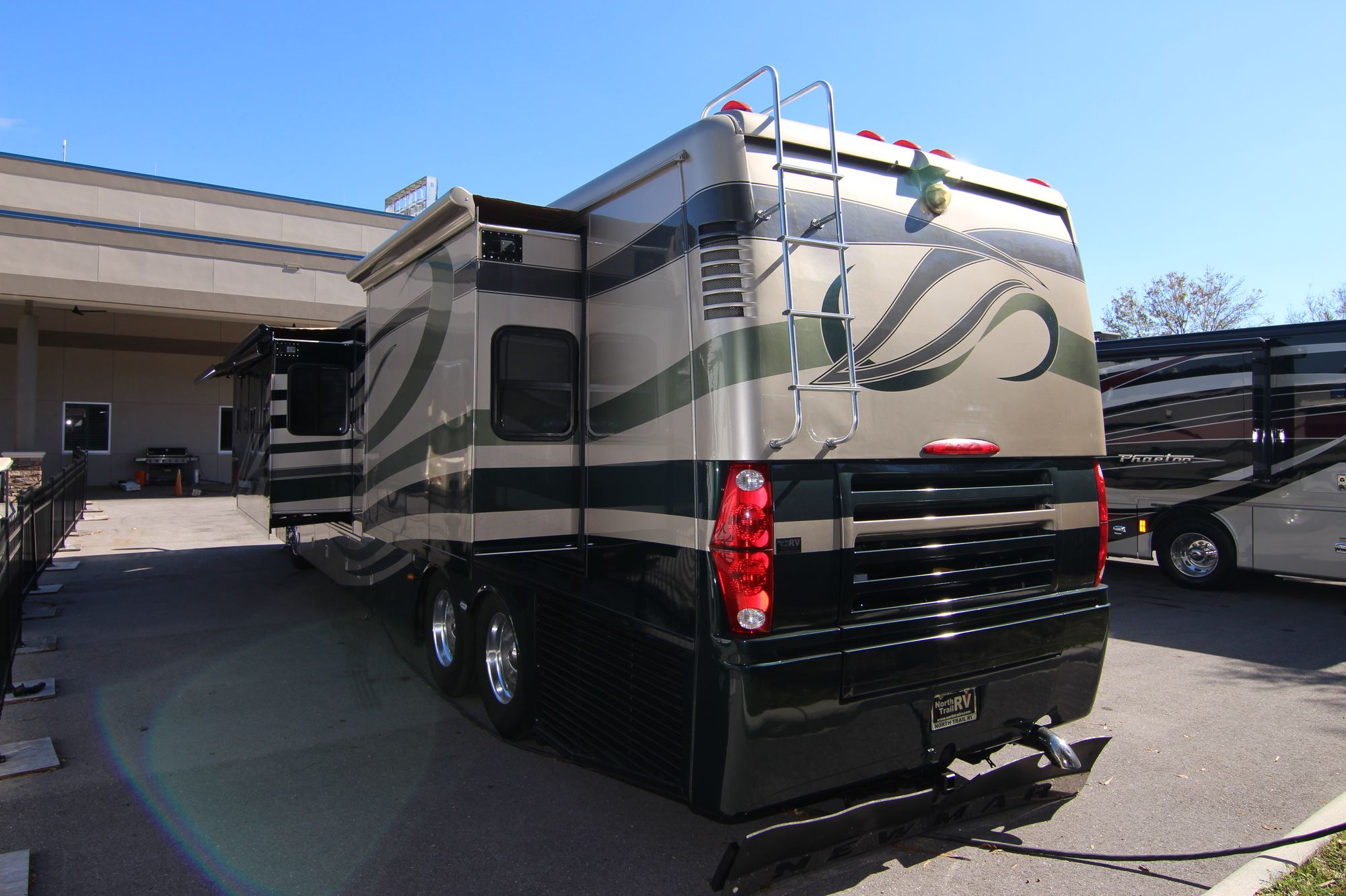 Used 2005 Newmar Essex 4506 Class A  For Sale