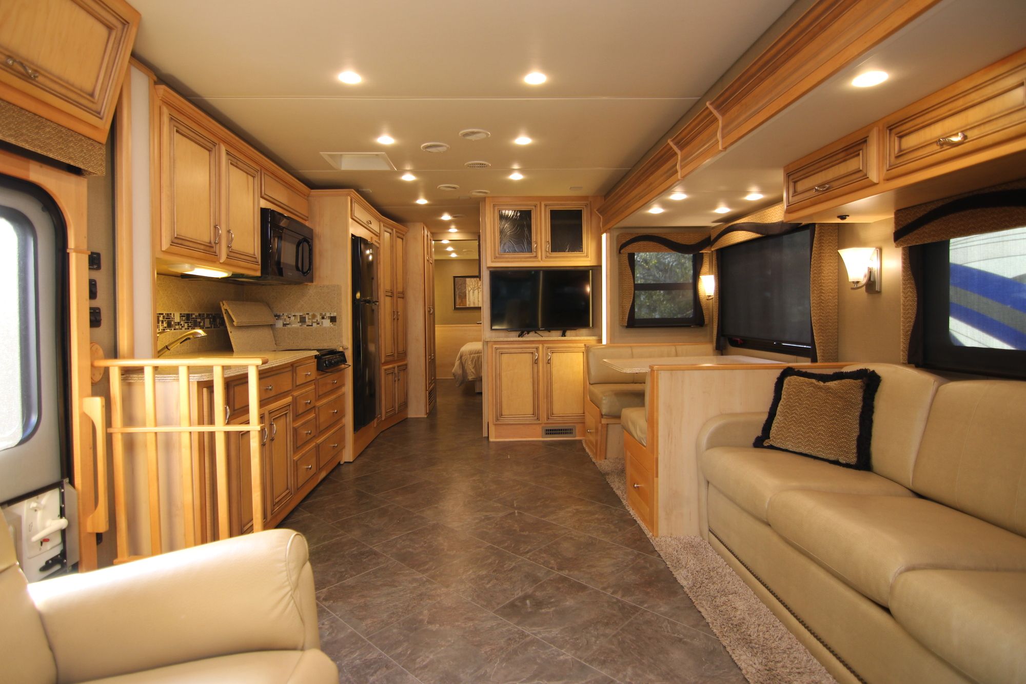 Used 2014 Newmar Canyon Star 3650 Class A  For Sale