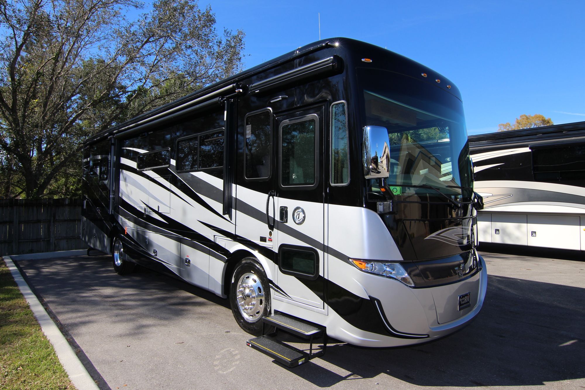 New 2019 Tiffin Motor Homes Allegro Red 33AA Class A  For Sale