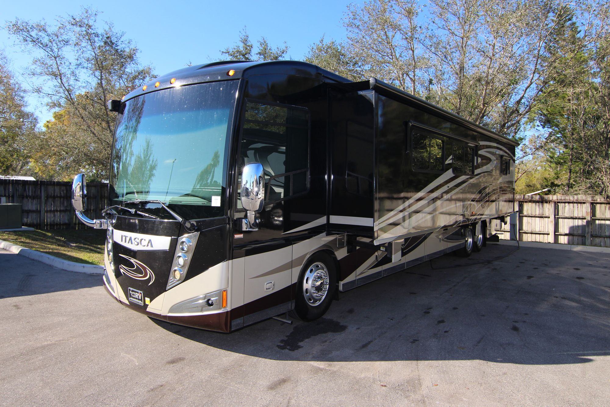 Used 2013 Itasca Ellipse 42QD Class A  For Sale