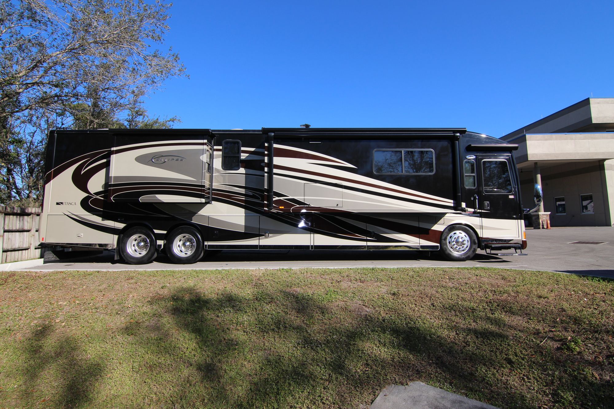 Used 2013 Itasca Ellipse 42QD Class A  For Sale