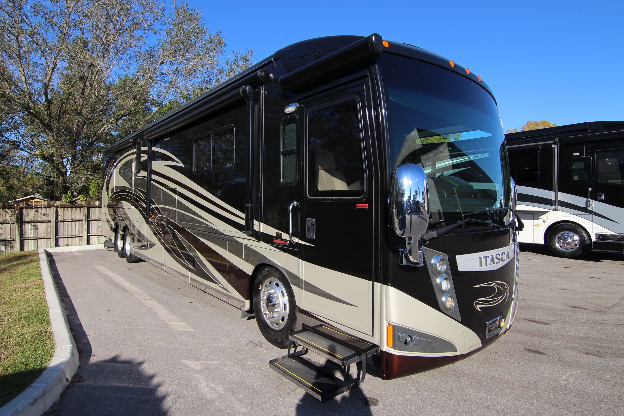 Used 2013 Itasca Ellipse 42QD Class A  For Sale