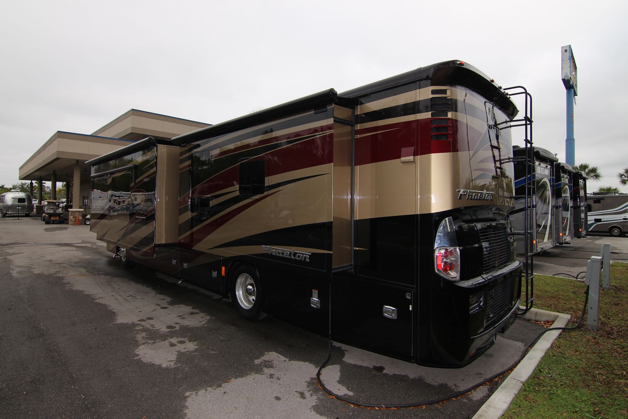 Used 2017 Tiffin Motor Homes Phaeton 40QKH Class A  For Sale