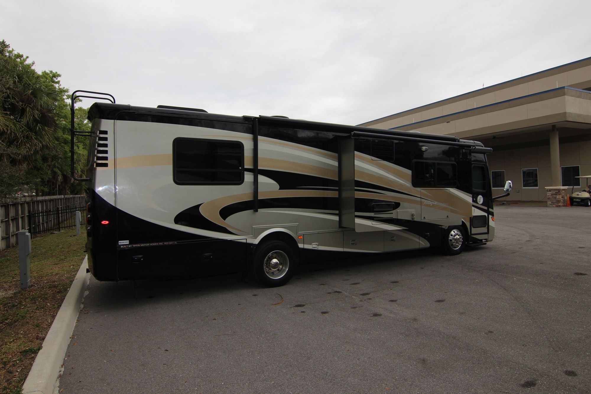 Used 2014 Tiffin Motor Homes Breeze 32BR Class A  For Sale