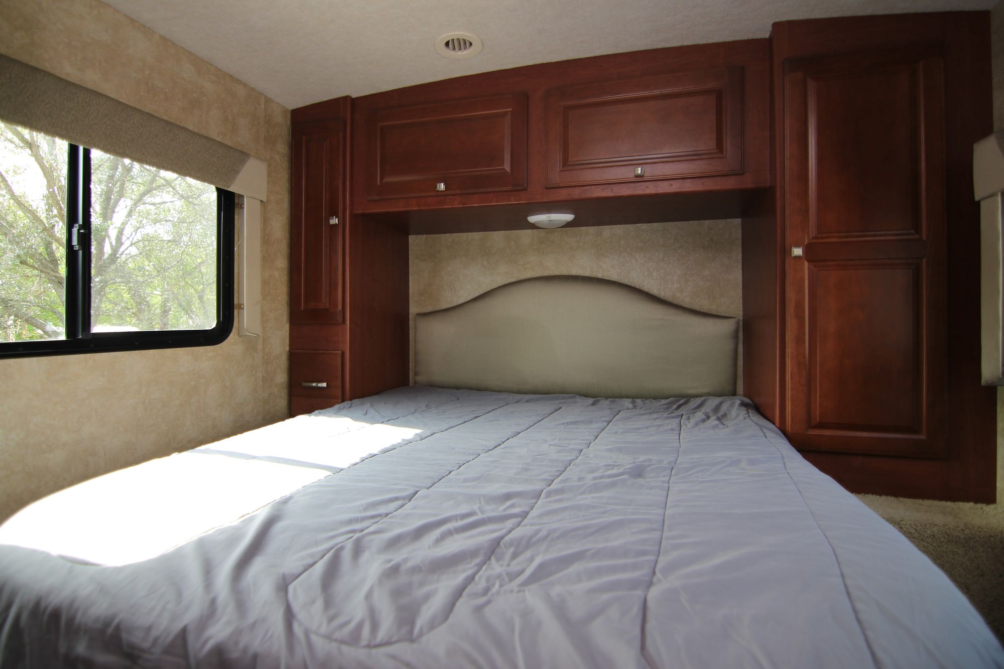 Used 2014 Winnebago Vista 26HE Class A  For Sale