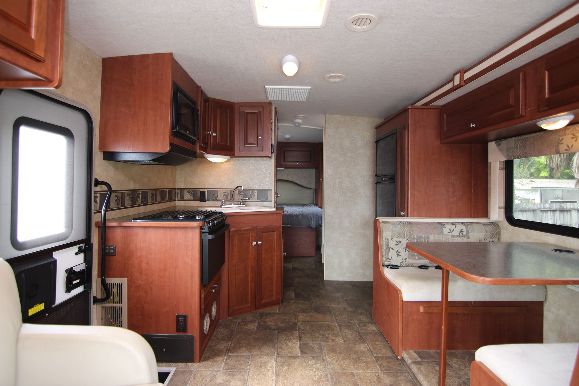 Used 2014 Winnebago Vista 26HE Class A  For Sale