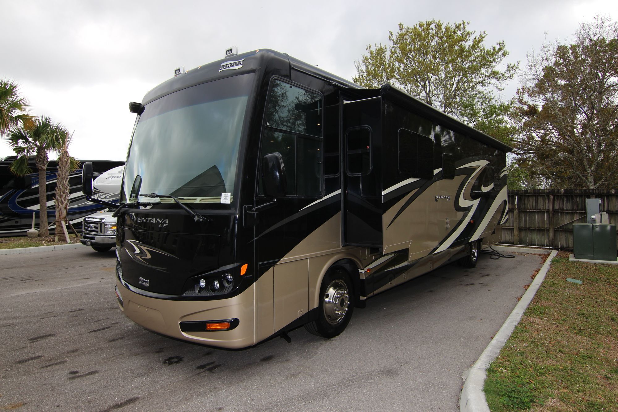 Used 2015 Newmar Ventana Le 3812 Class A  For Sale